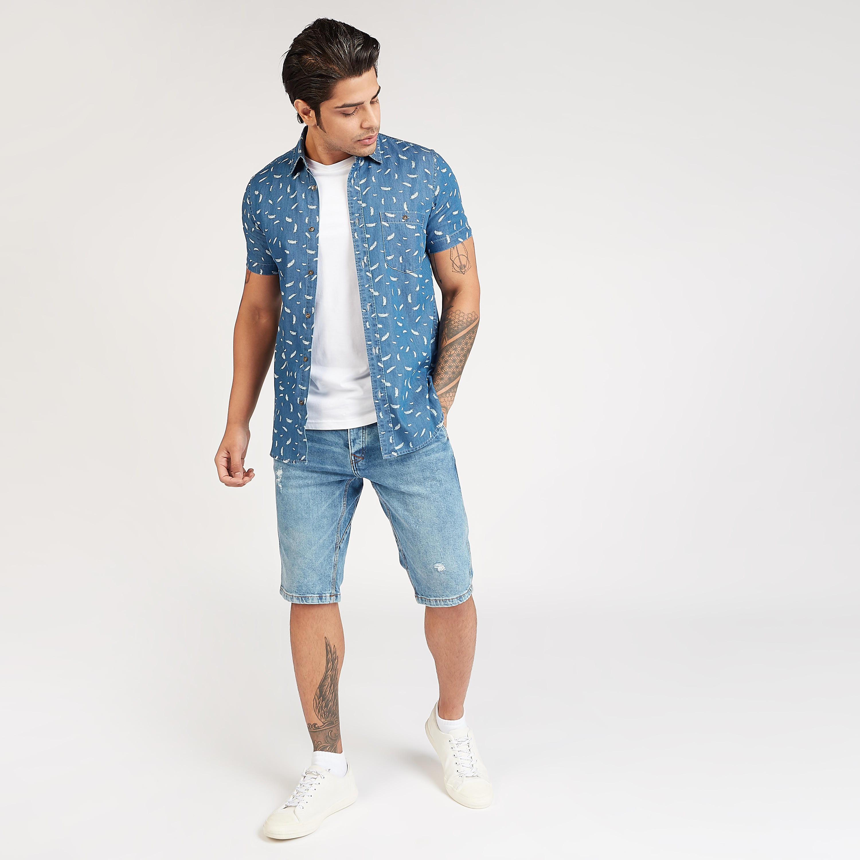 شورت دنيم بارز الملمس بخصر منخفض وتفاصيل جيوب وحلقات للحزام-men-clothing-bottoms-shorts-image-2