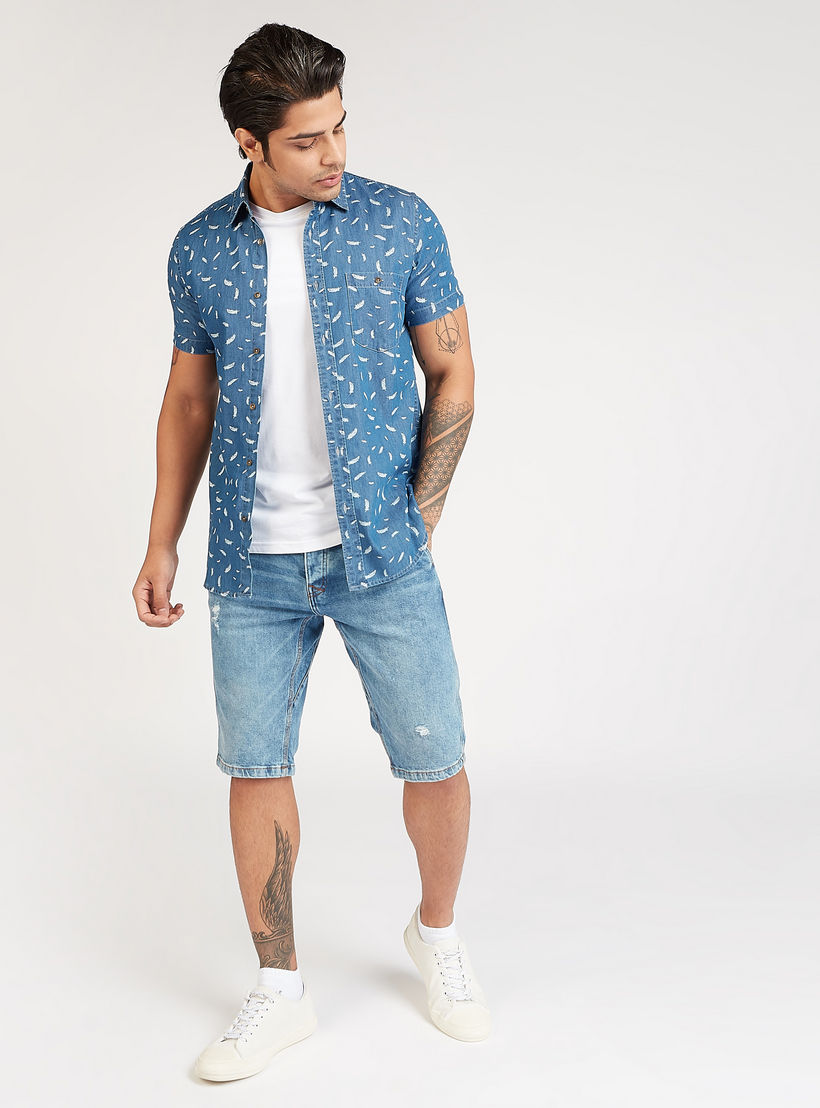 شورت دنيم بارز الملمس بخصر منخفض وتفاصيل جيوب وحلقات للحزام-men-clothing-bottoms-shorts-image-2