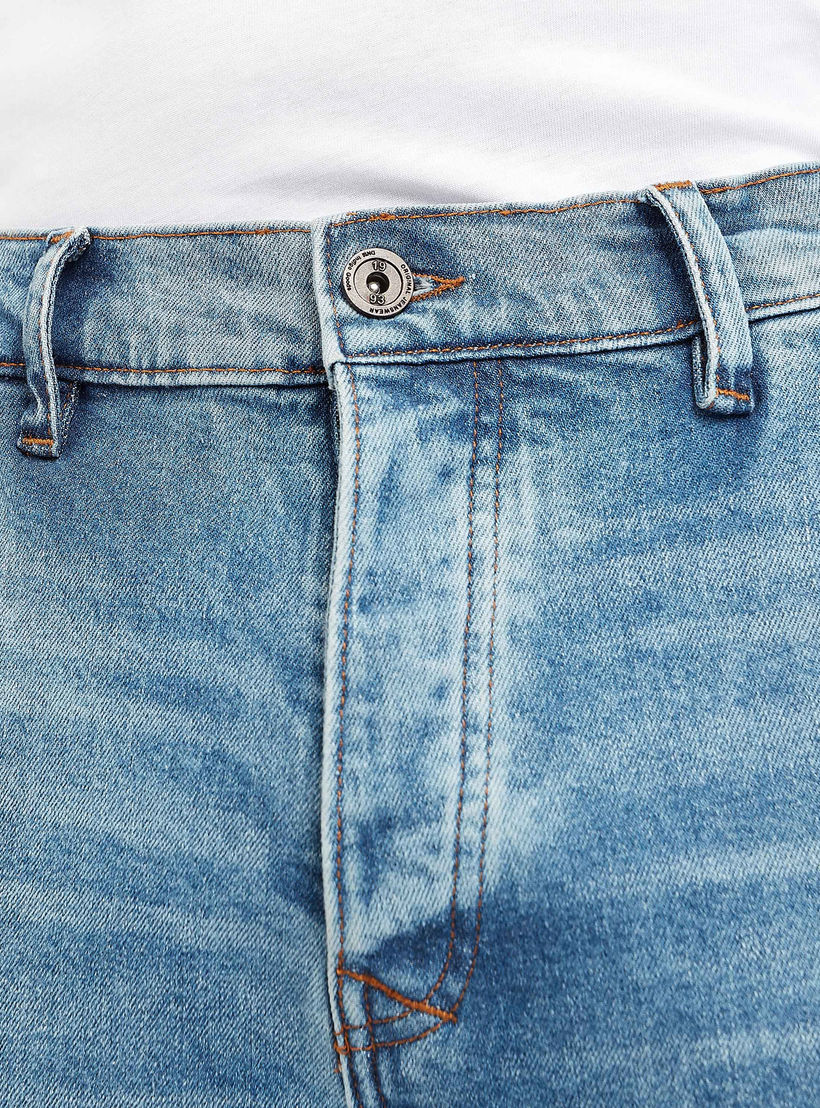 شورت دنيم بارز الملمس بخصر منخفض وتفاصيل جيوب وحلقات للحزام-men-clothing-bottoms-shorts-image-3