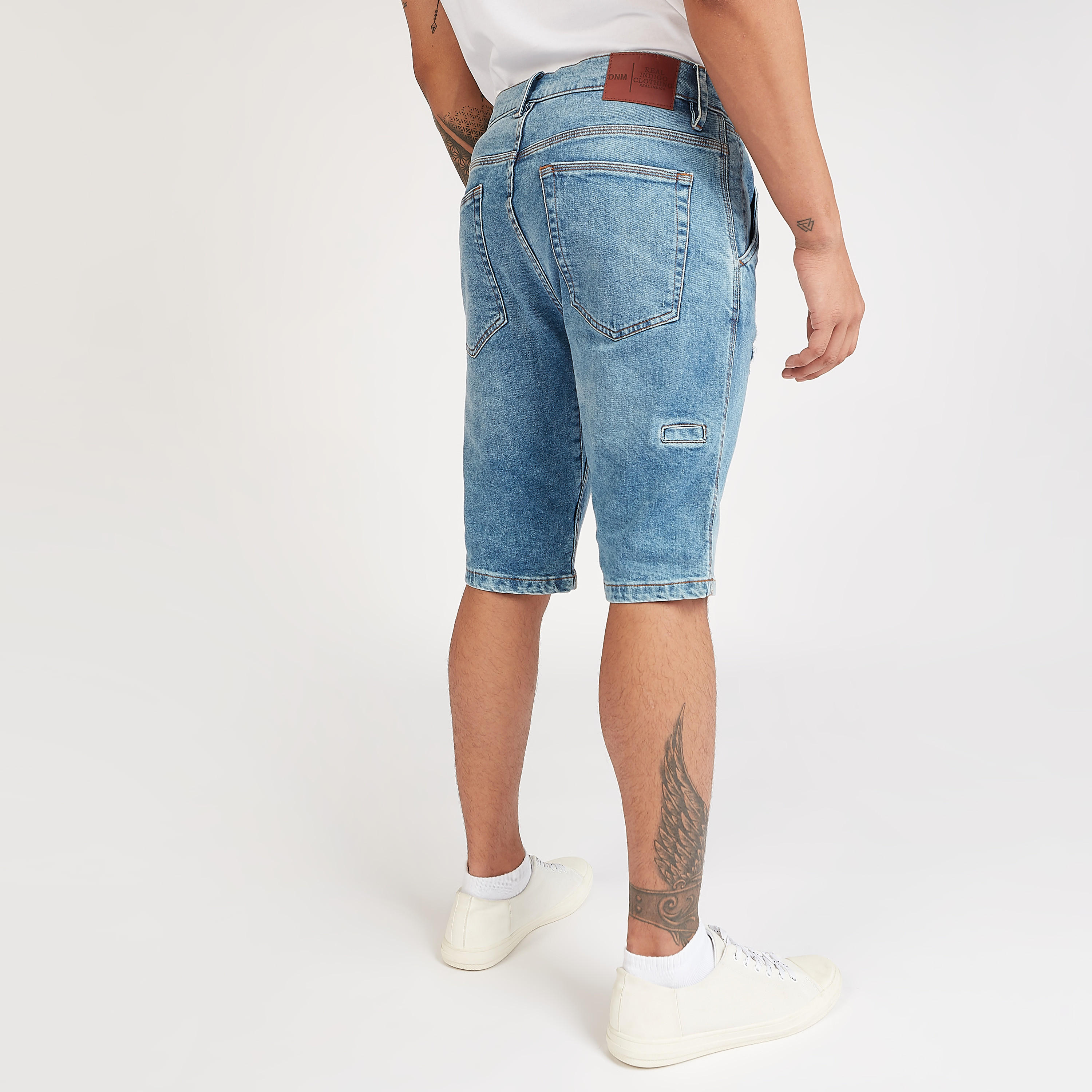 شورت دنيم بارز الملمس بخصر منخفض وتفاصيل جيوب وحلقات للحزام-men-clothing-bottoms-shorts-image-4