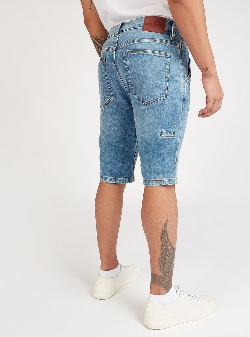 شورت دنيم بارز الملمس بخصر منخفض وتفاصيل جيوب وحلقات للحزام-men-clothing-bottoms-shorts-image-4