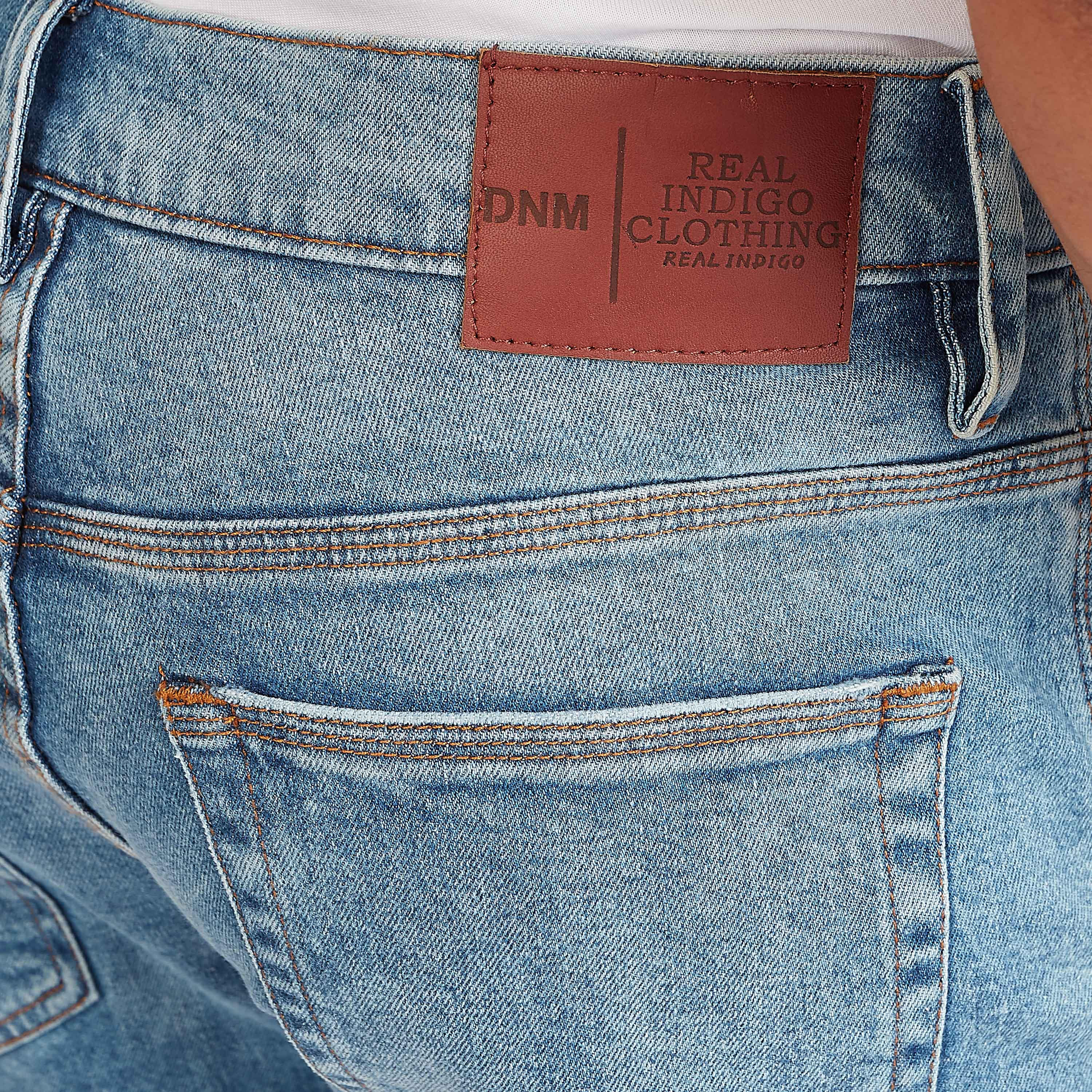 شورت دنيم بارز الملمس بخصر منخفض وتفاصيل جيوب وحلقات للحزام-men-clothing-bottoms-shorts-image-5