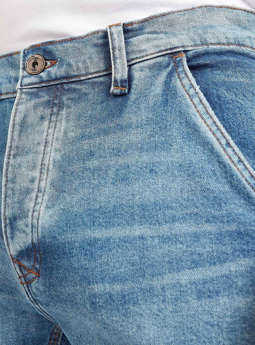 شورت دنيم بارز الملمس بخصر منخفض وتفاصيل جيوب وحلقات للحزام-men-clothing-bottoms-shorts-image-6