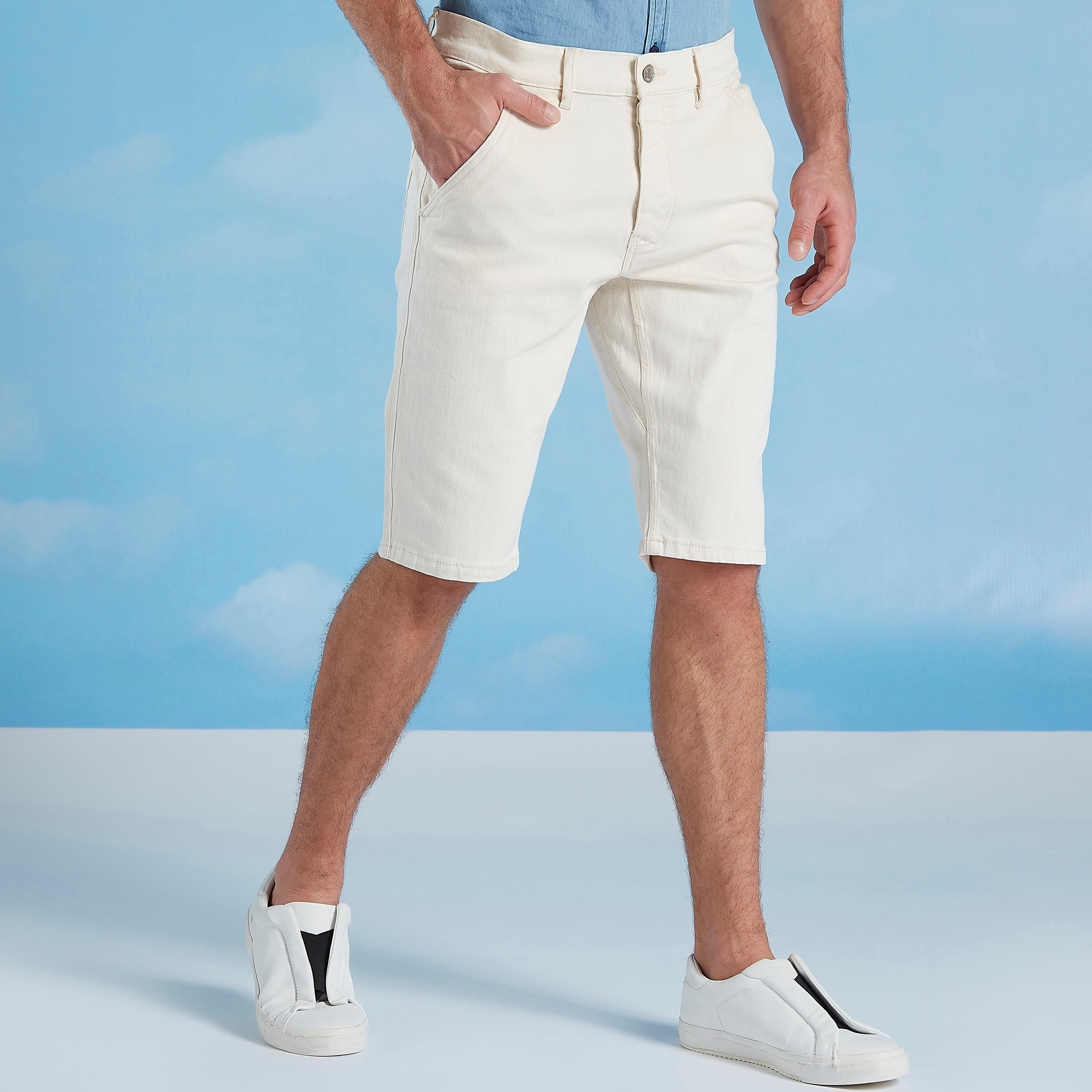 شورت دنيم سادة بخصر منخفض وتفاصيل جيوب وحلقات للحزام-men-clothing-bottoms-shorts-image-1