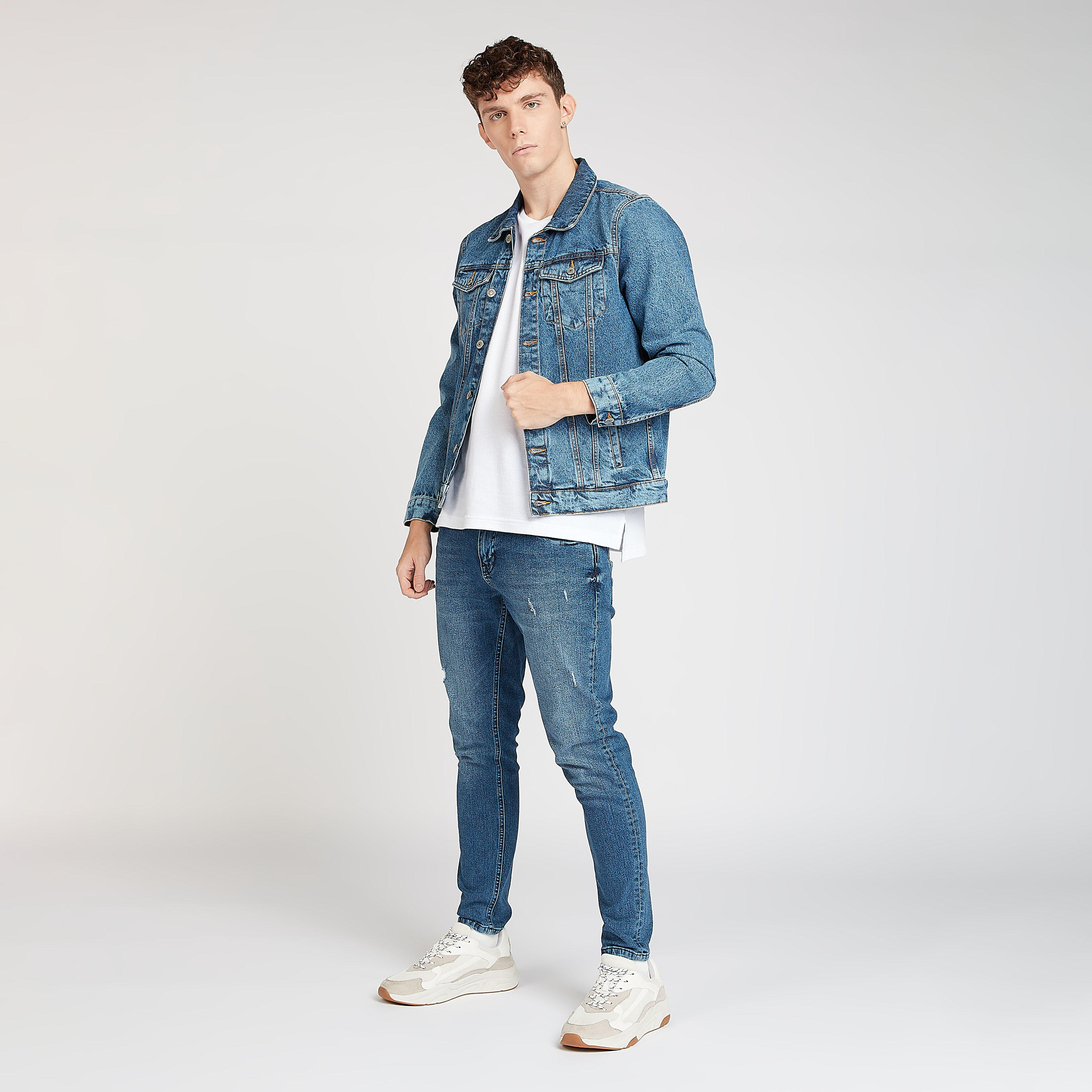 جاكيت دينم بارزة الملمس بأكمام طويلة وجيوب بطيّة-men-clothing-jacketsandblazers-jackets-image-2