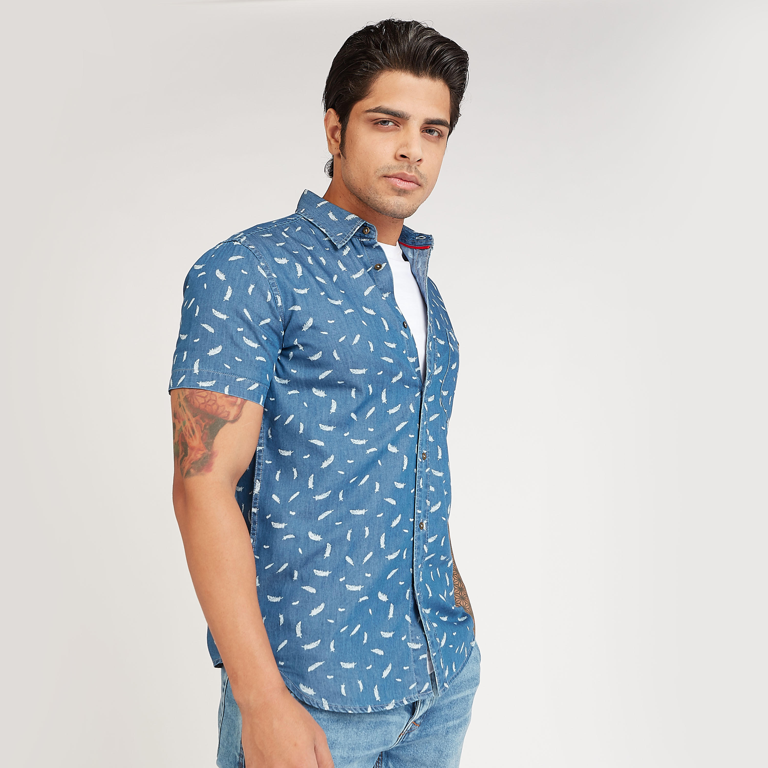 قميص مستدام بطبعات وياقة واسعة وجيوب على الصّدر-men-clothing-shirts-image-4