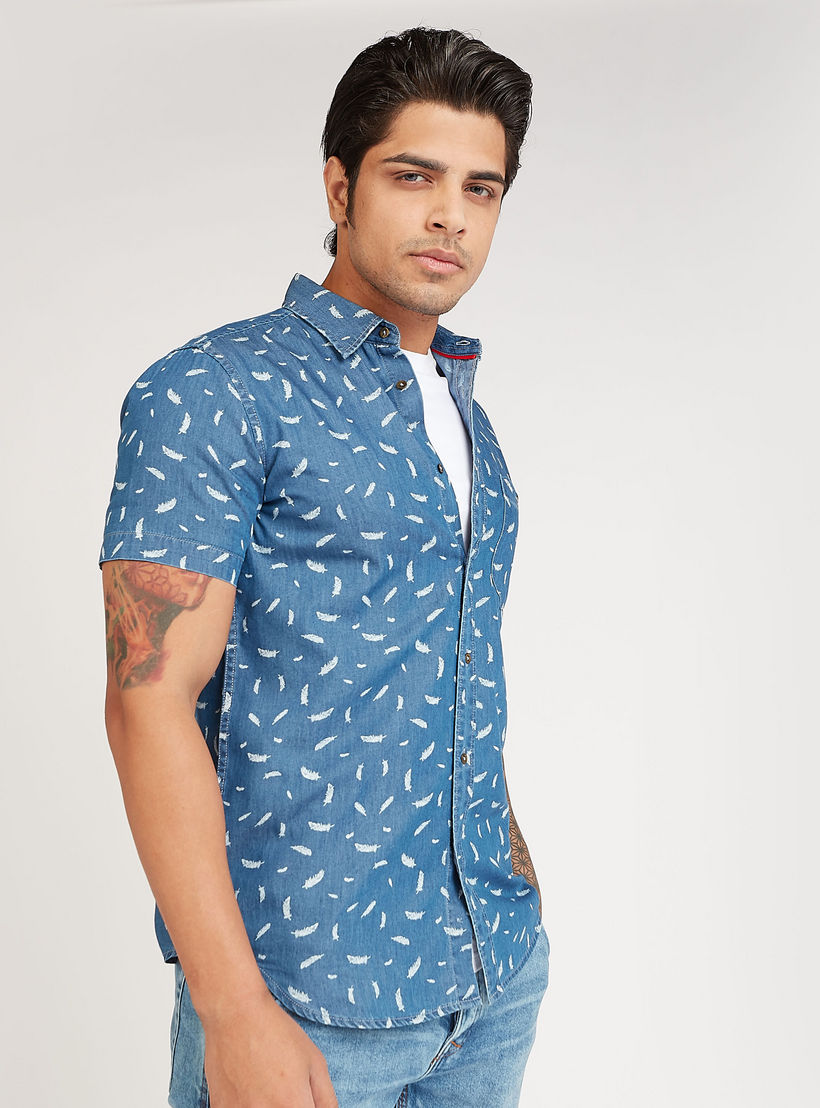 قميص مستدام بطبعات وياقة واسعة وجيوب على الصّدر-men-clothing-shirts-image-4
