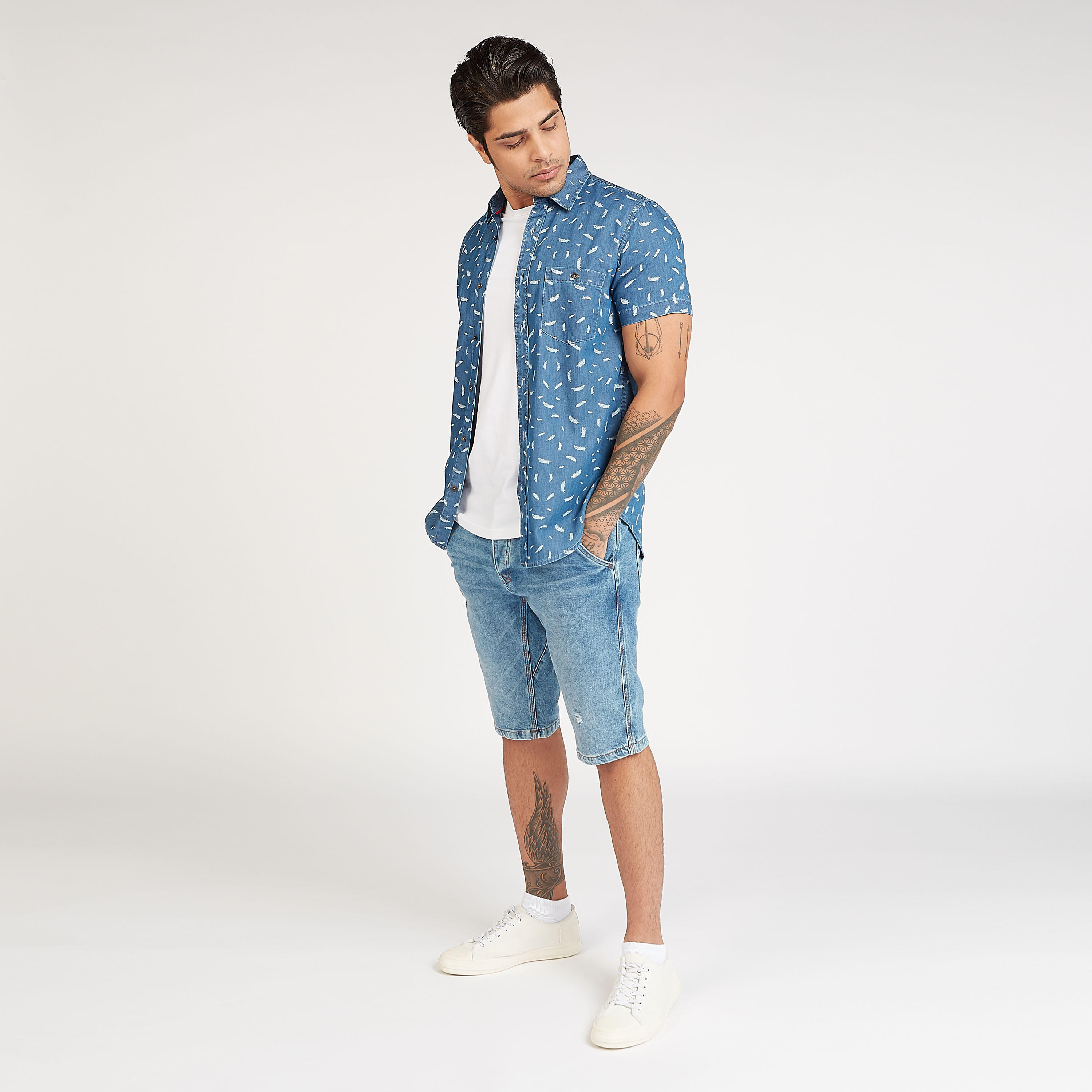 قميص مستدام بطبعات وياقة واسعة وجيوب على الصّدر-men-clothing-shirts-image-3