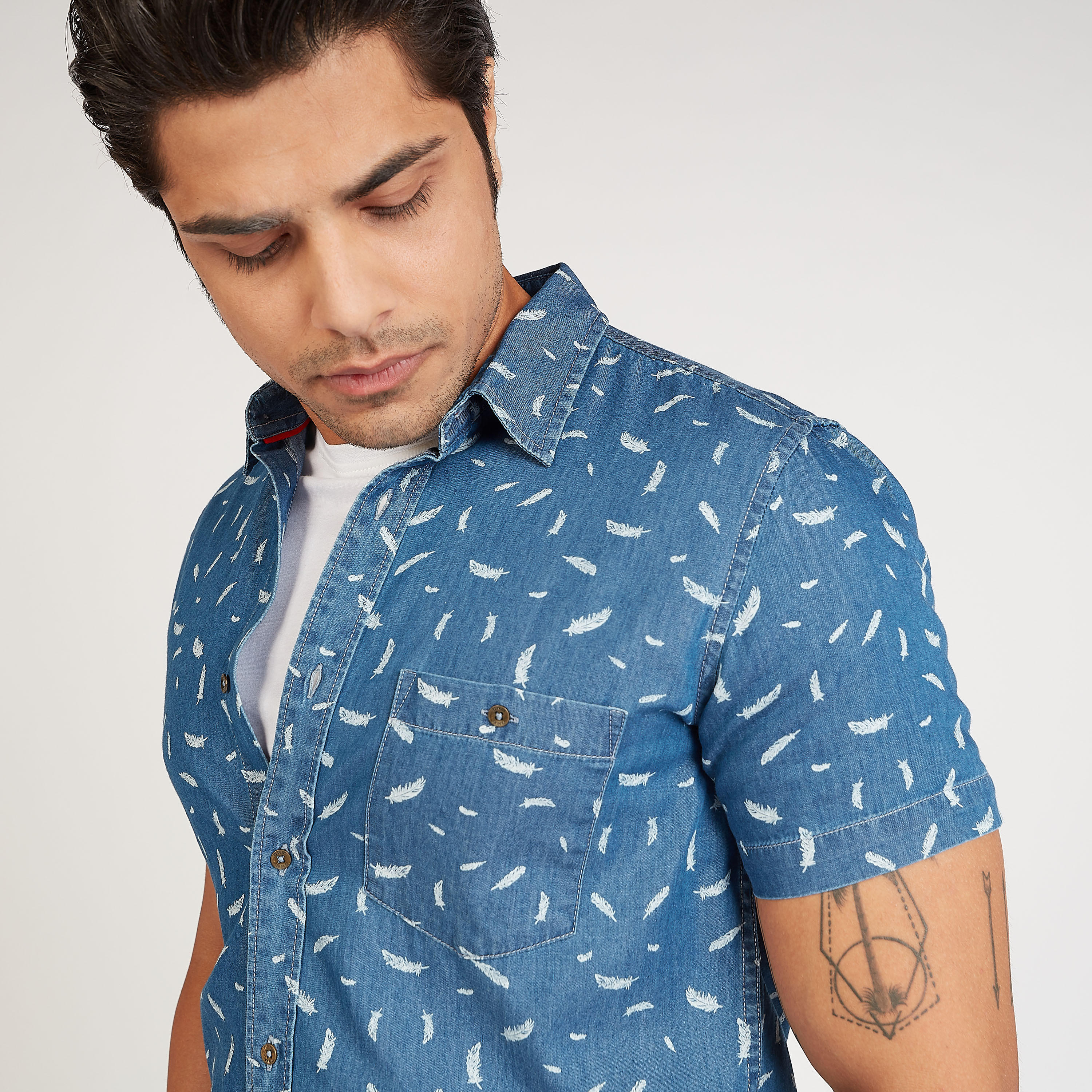 قميص مستدام بطبعات وياقة واسعة وجيوب على الصّدر-men-clothing-shirts-image-2