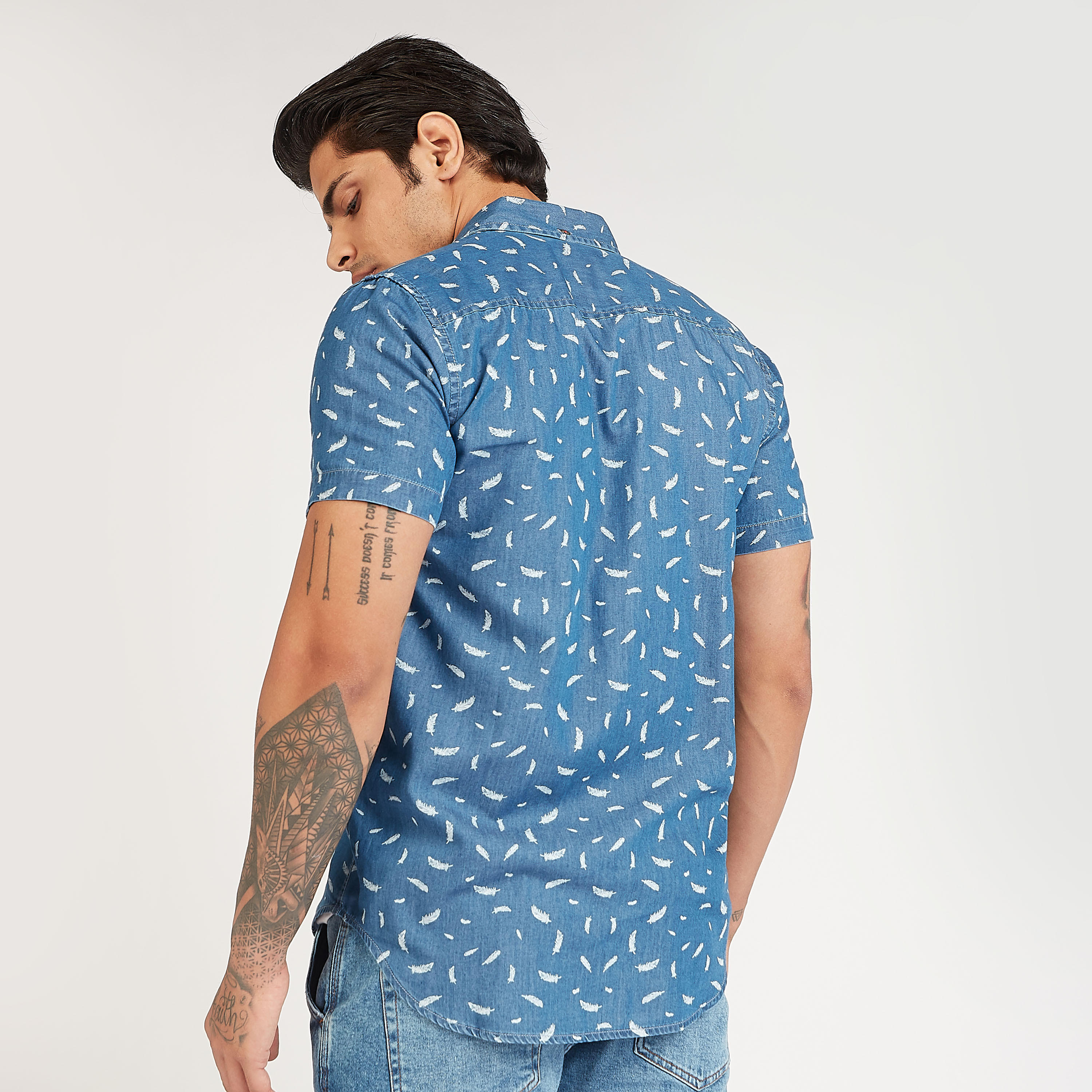 قميص مستدام بطبعات وياقة واسعة وجيوب على الصّدر-men-clothing-shirts-image-1