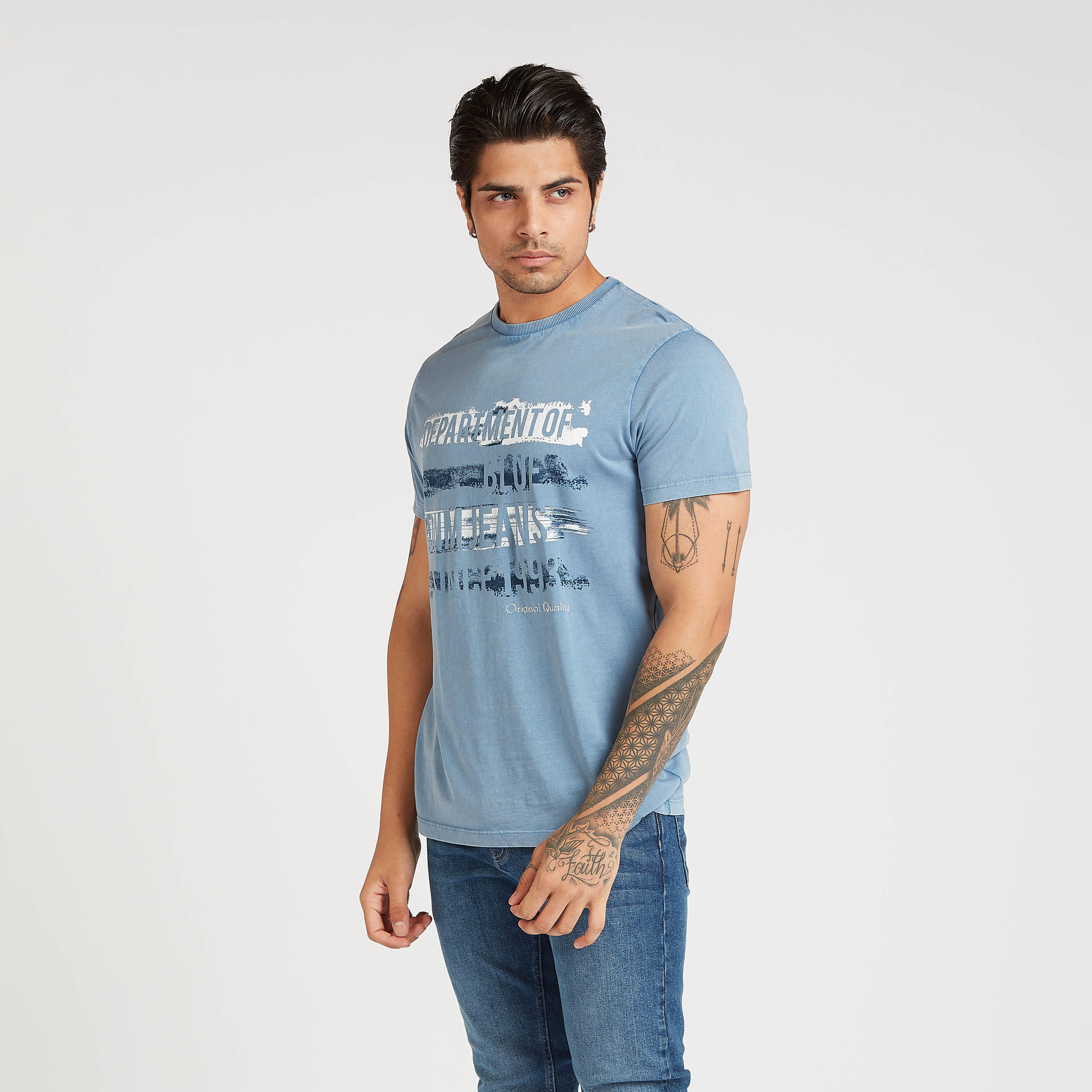 تيشيرت سليم فيت بياقة ضيّقة وأكمام قصيرة وطبعات-men-clothing-tshirtsandpolos-tshirts-image-1