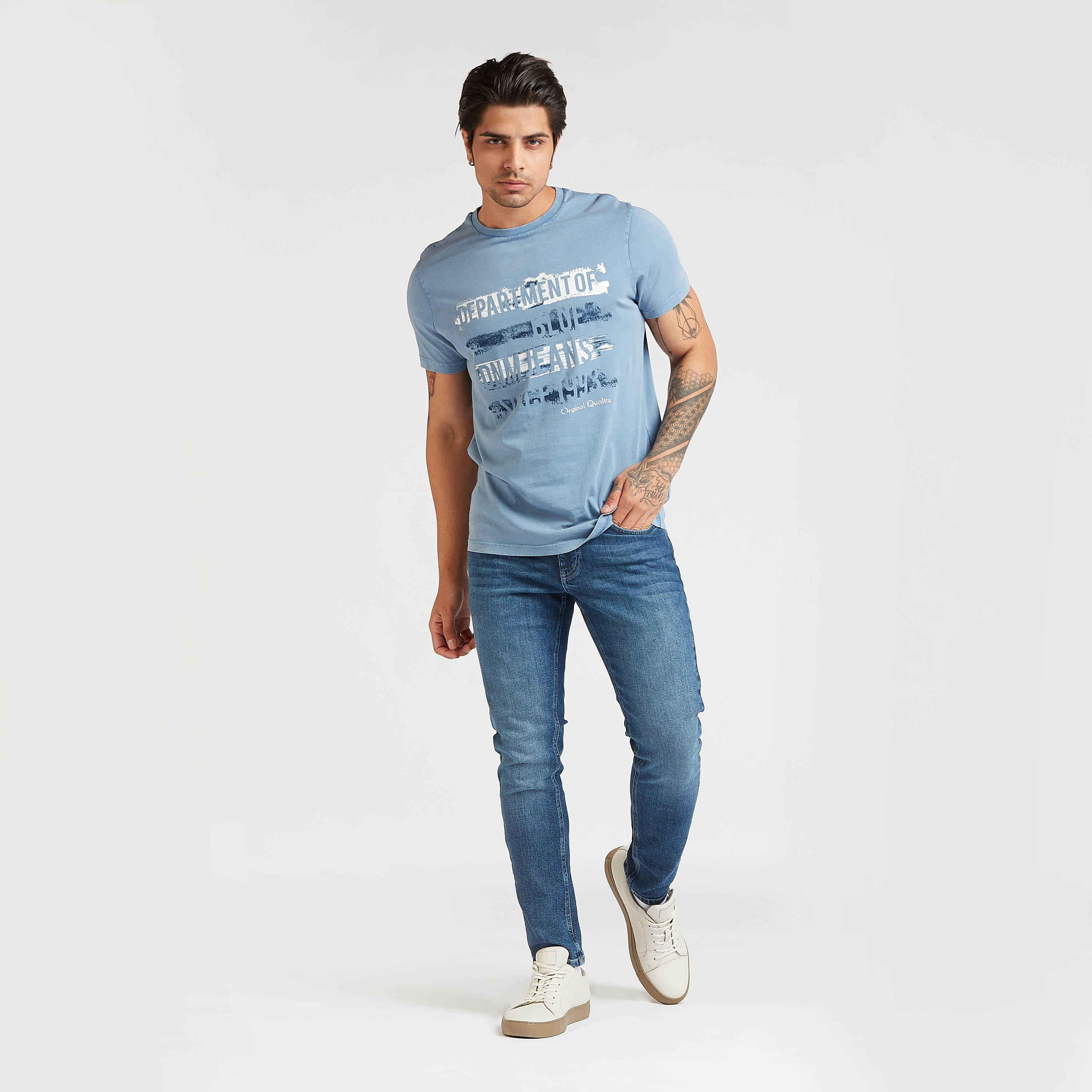 تيشيرت سليم فيت بياقة ضيّقة وأكمام قصيرة وطبعات-men-clothing-tshirtsandpolos-tshirts-image-2