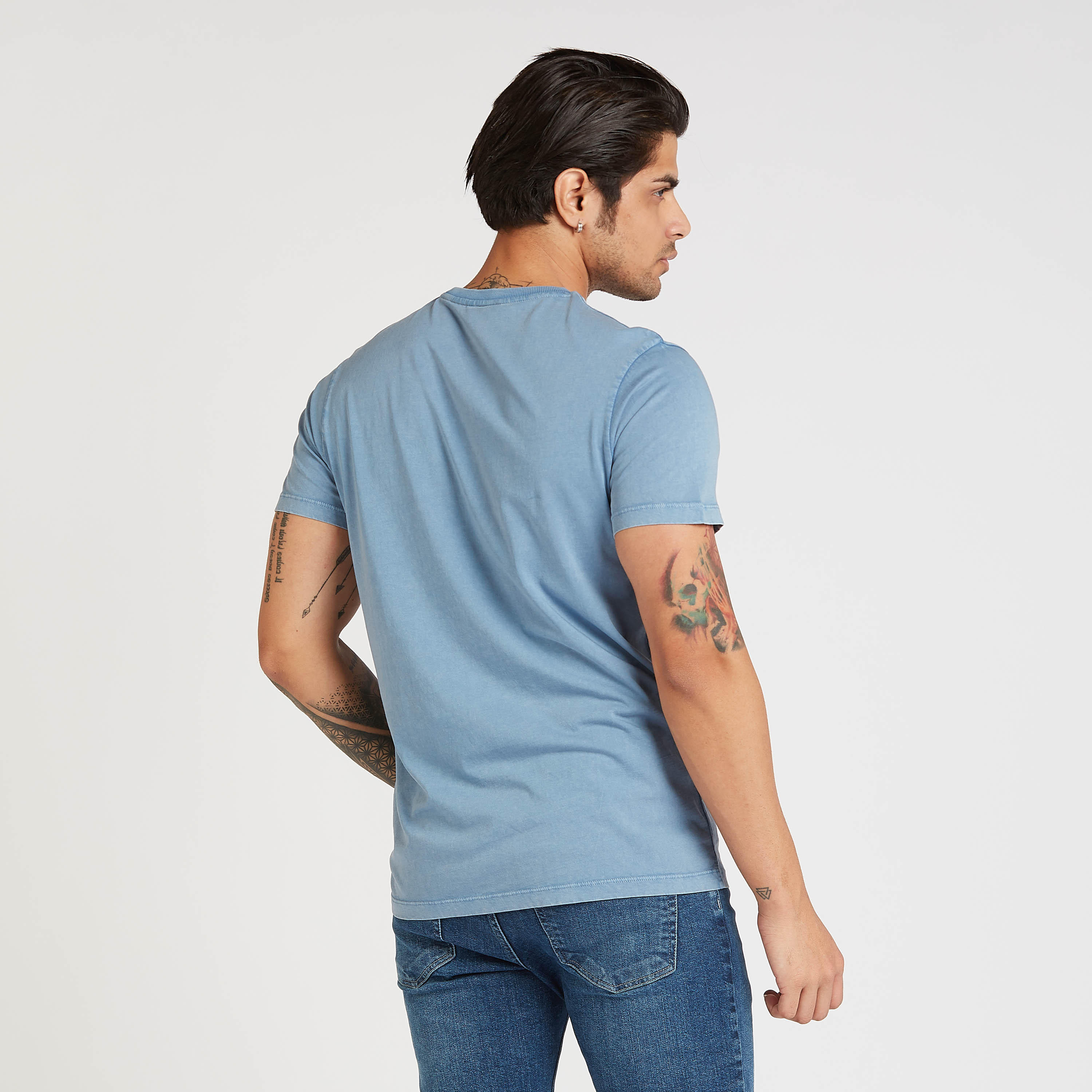 تيشيرت سليم فيت بياقة ضيّقة وأكمام قصيرة وطبعات-men-clothing-tshirtsandpolos-tshirts-image-4