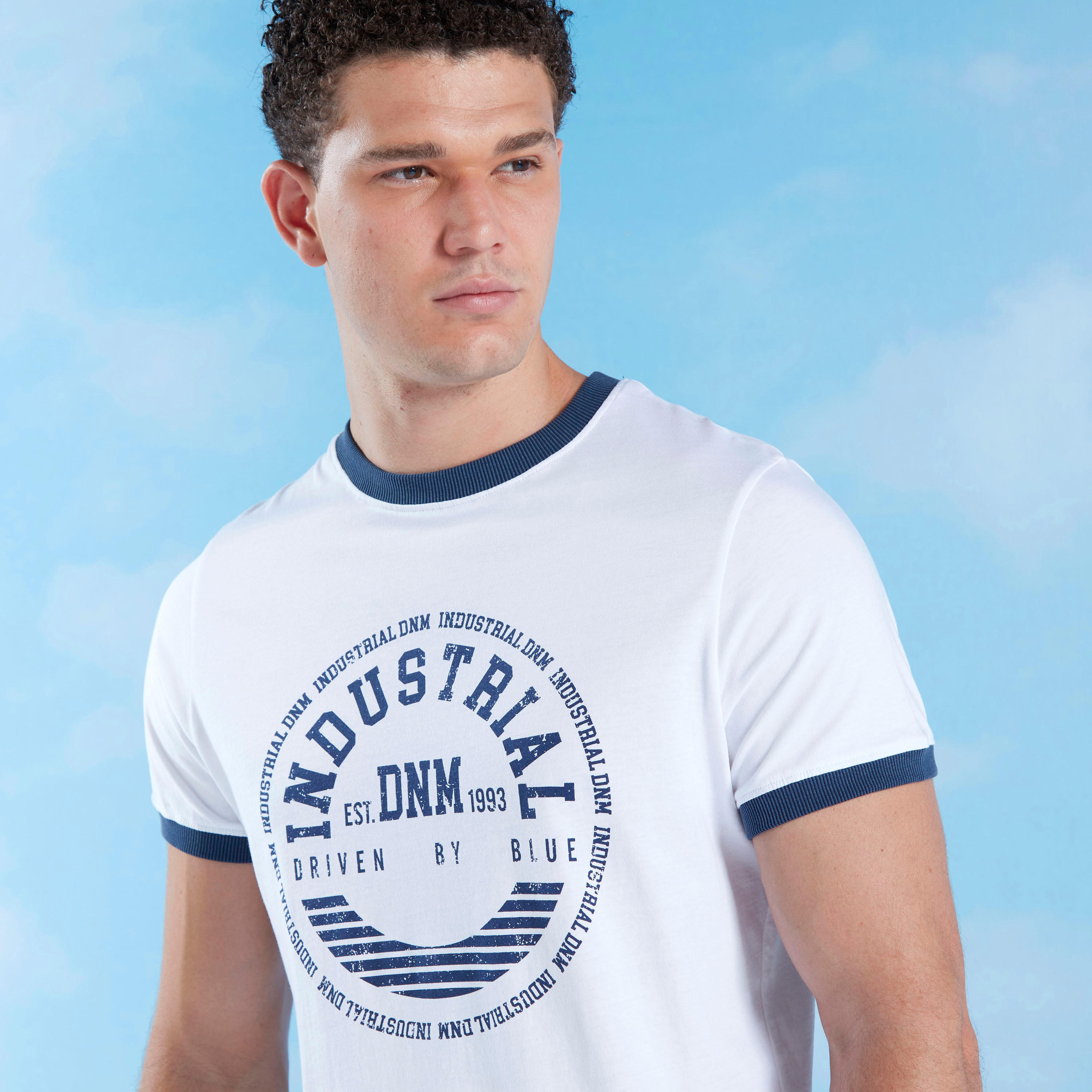 تيشيرت بقصة سليم بياقة ضيّقة وأكمام قصيرة وطبعات-men-clothing-tshirtsandpolos-tshirts-image-1