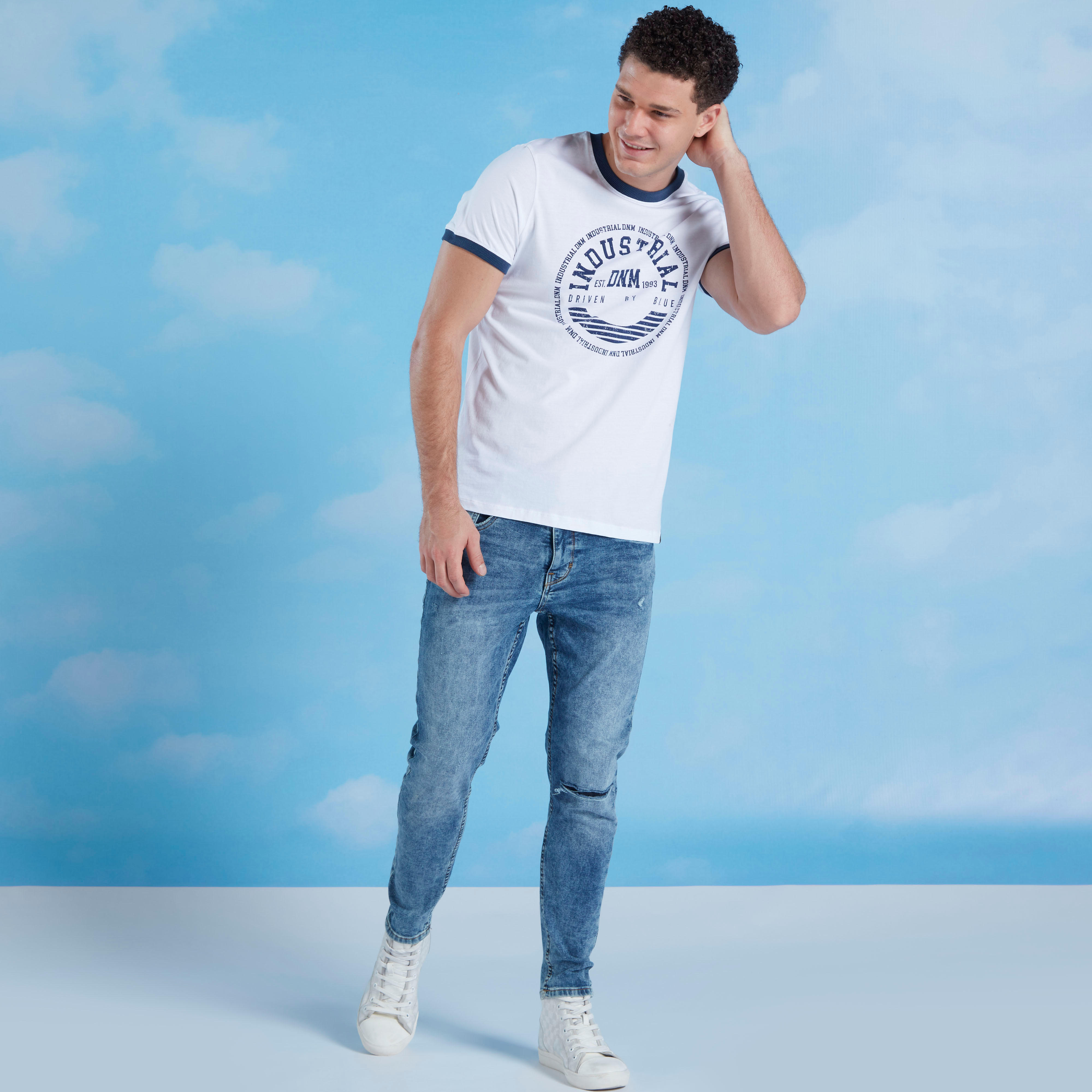 تيشيرت بقصة سليم بياقة ضيّقة وأكمام قصيرة وطبعات-men-clothing-tshirtsandpolos-tshirts-image-2