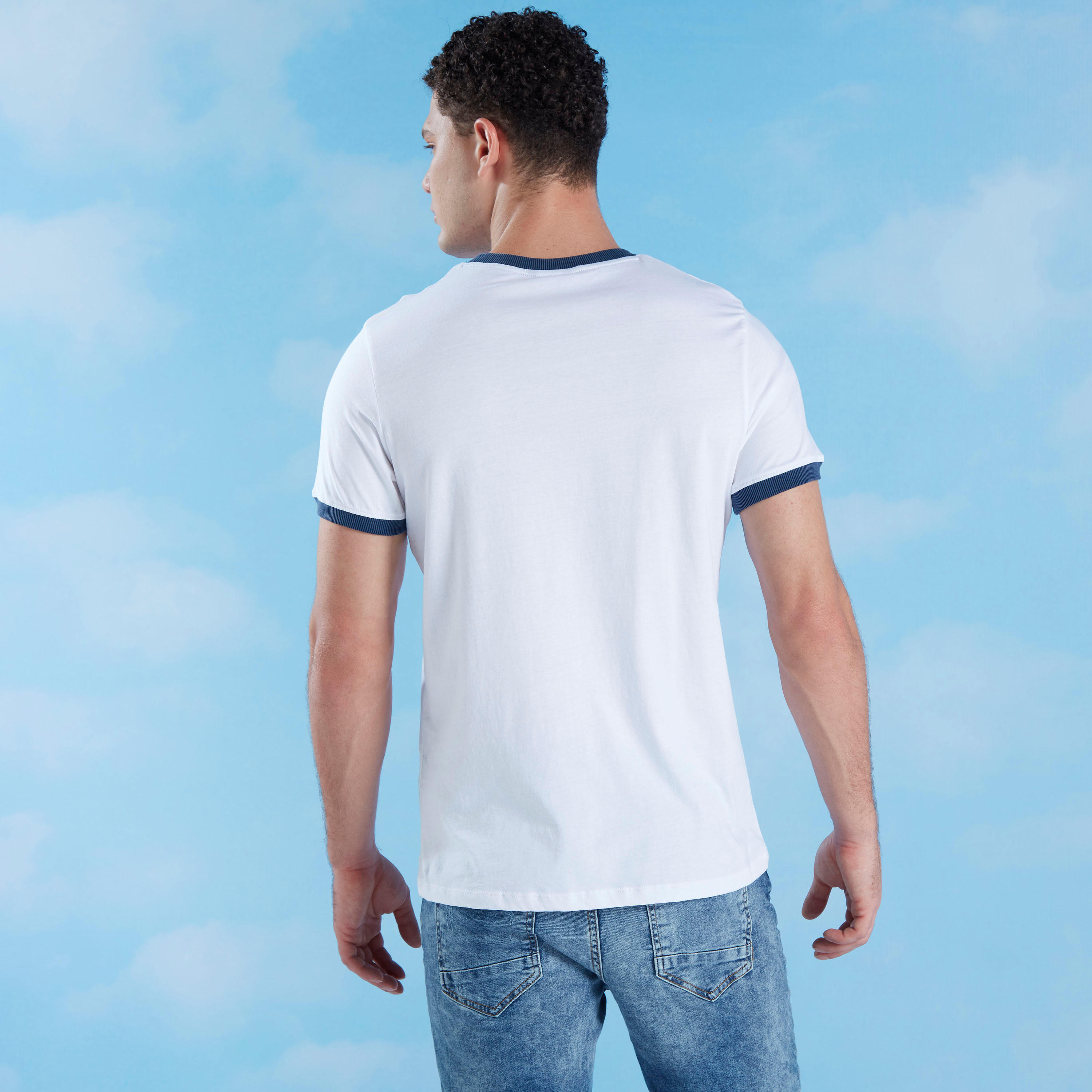 تيشيرت بقصة سليم بياقة ضيّقة وأكمام قصيرة وطبعات-men-clothing-tshirtsandpolos-tshirts-image-4