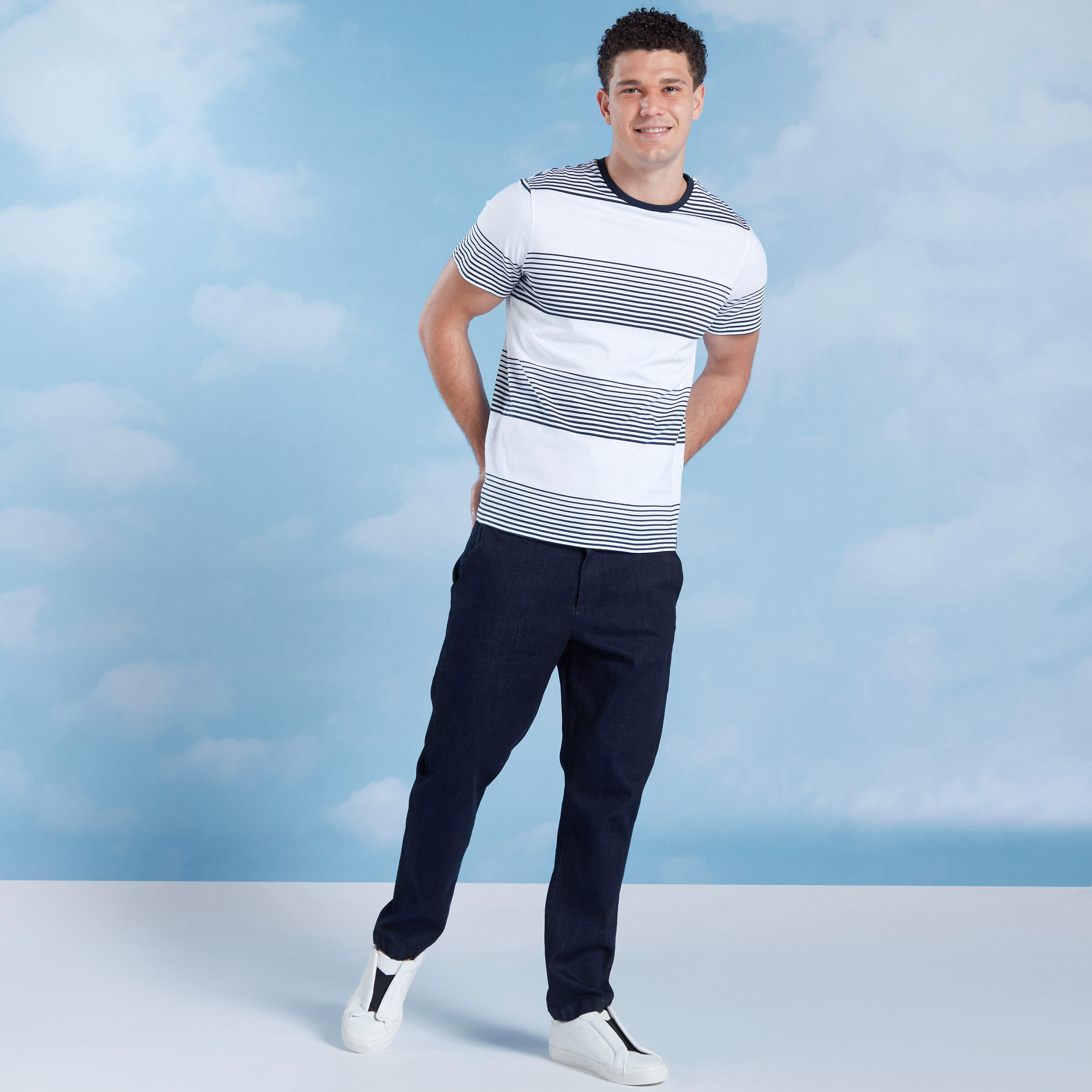 تيشيرت سليم مخطط بياقة ضيّقة وأكمام قصيرة-men-clothing-tshirtsandpolos-tshirts-image-2