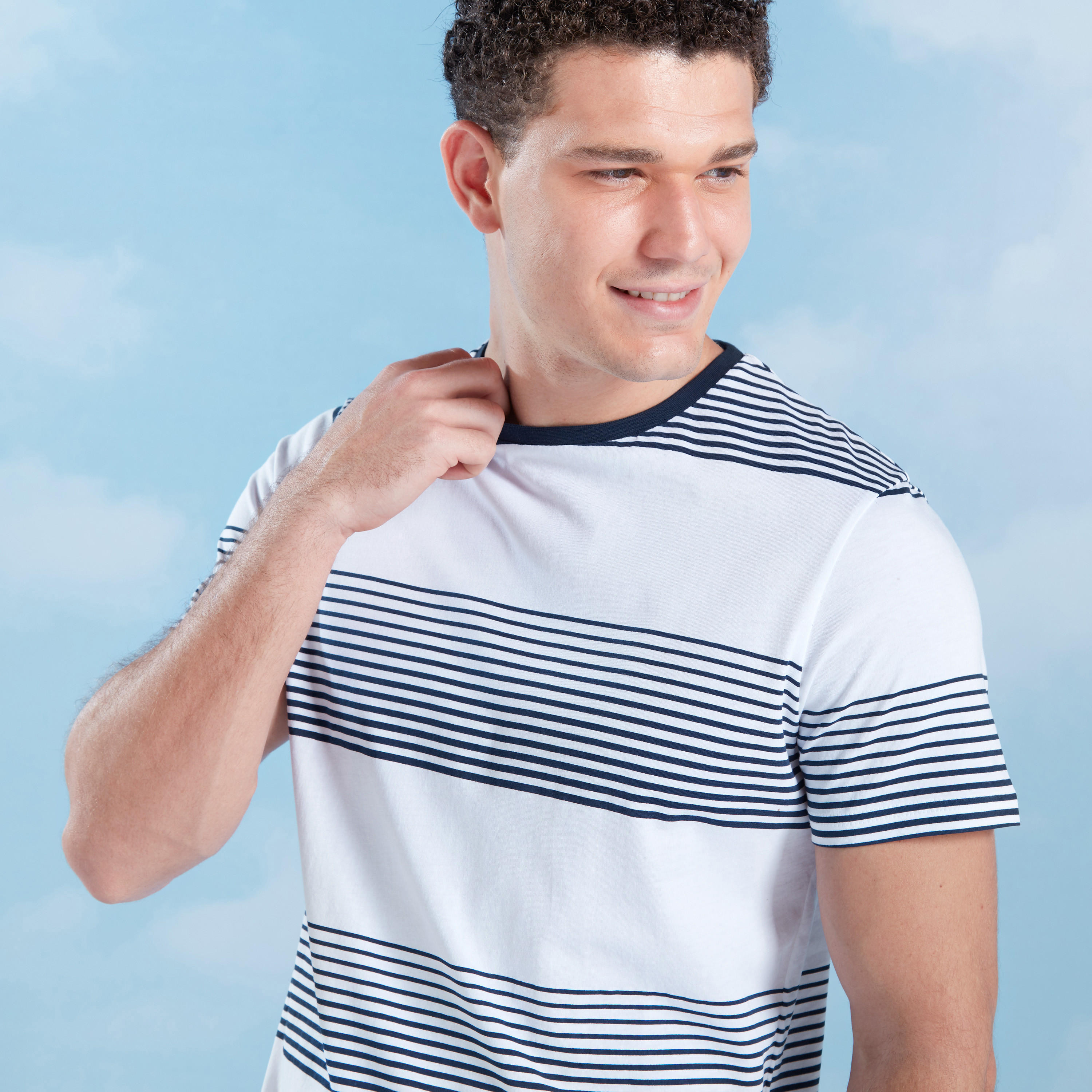 تيشيرت سليم مخطط بياقة ضيّقة وأكمام قصيرة-men-clothing-tshirtsandpolos-tshirts-image-3