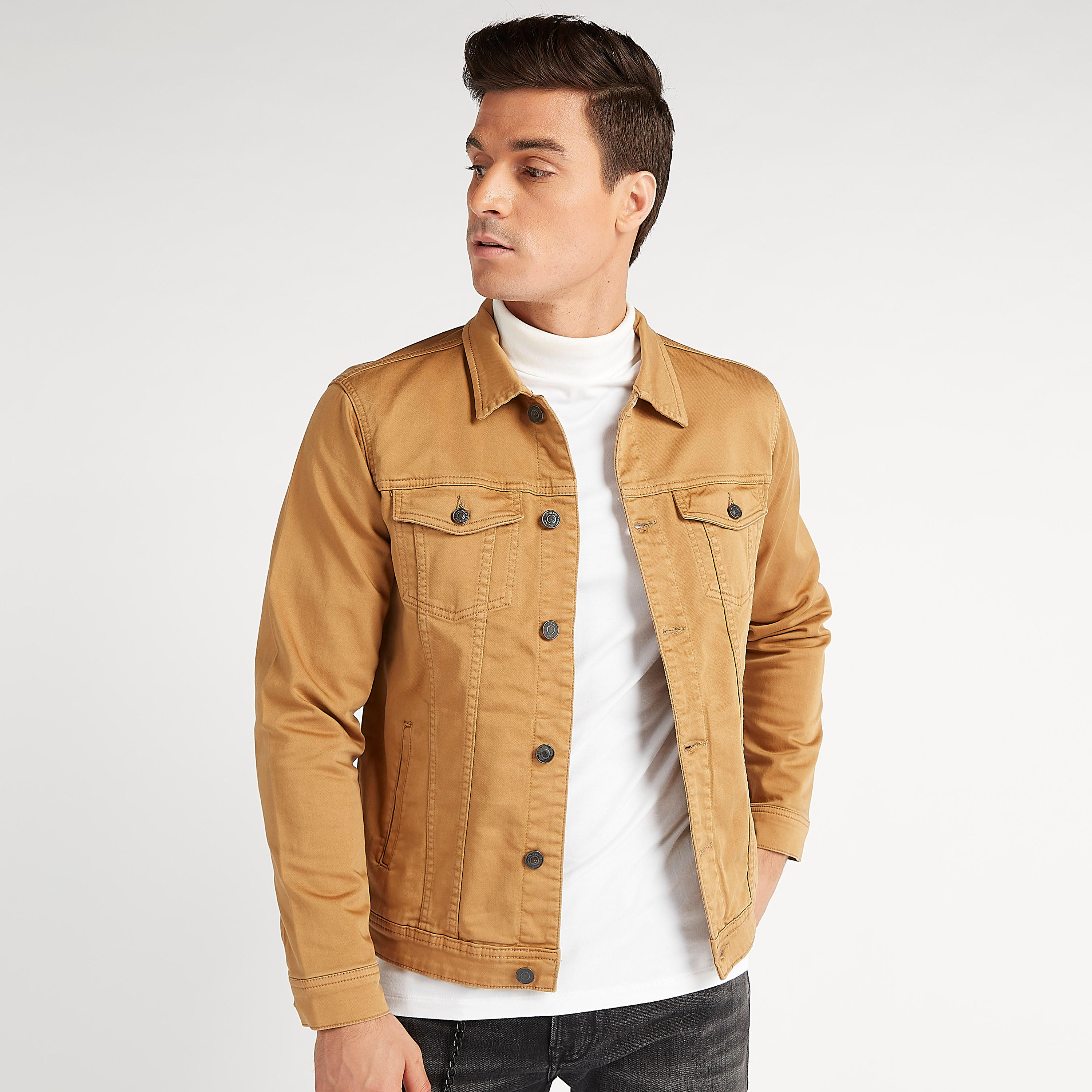 جاكيت تراكر مستدام دينم سادة بياقة عادية وجيوب بطيّة-men-clothing-jacketsandblazers-jackets-image-1