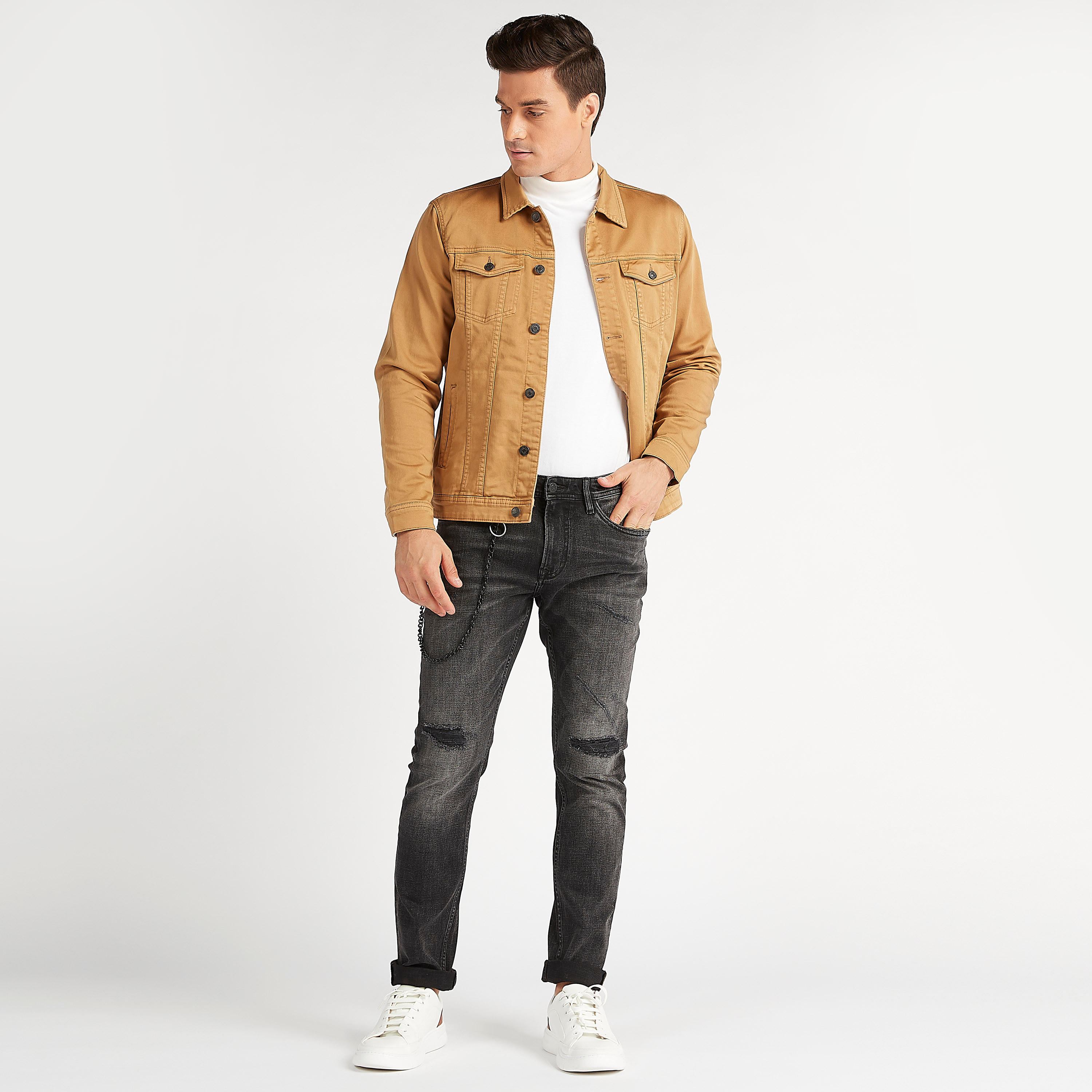 جاكيت تراكر مستدام دينم سادة بياقة عادية وجيوب بطيّة-men-clothing-jacketsandblazers-jackets-image-2