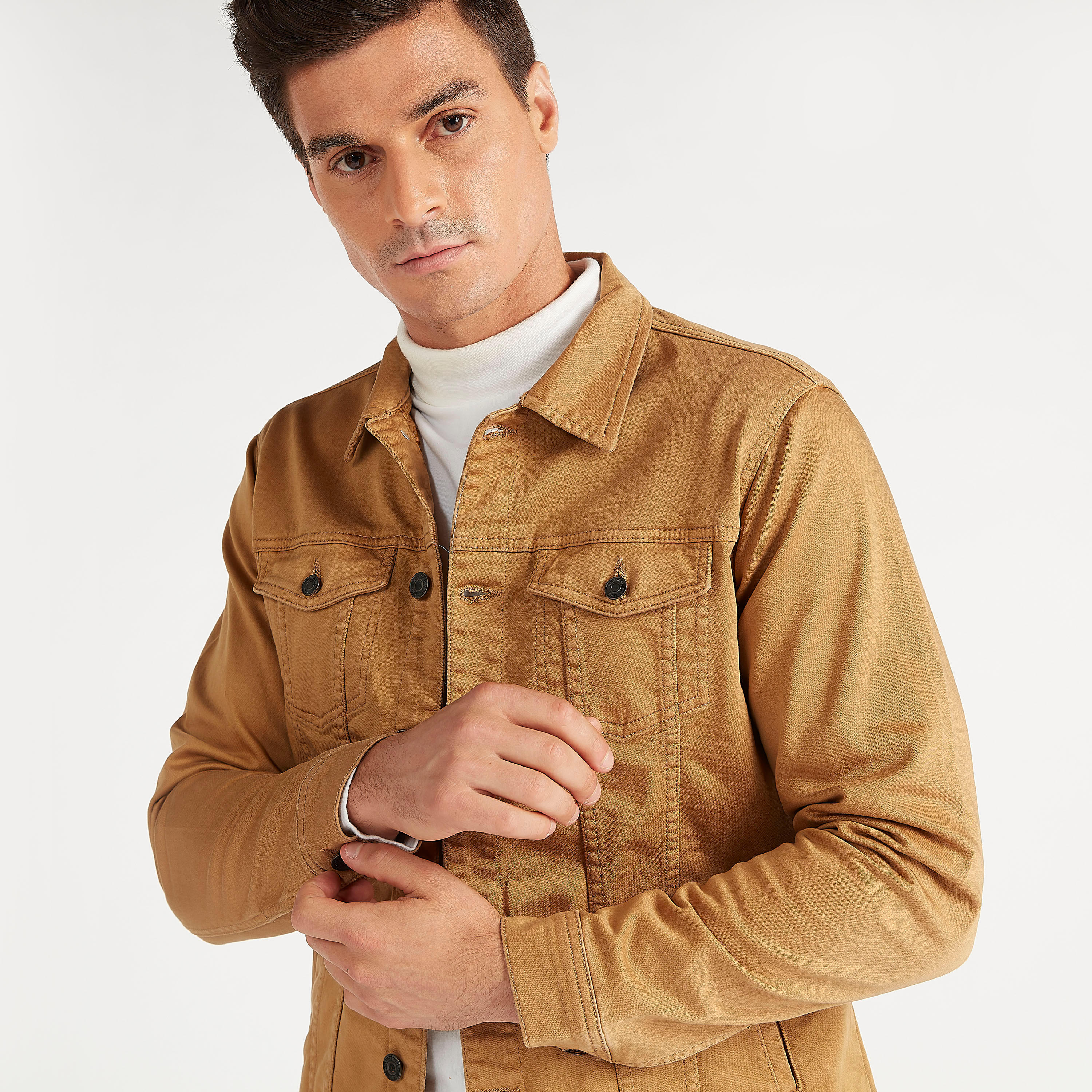 جاكيت تراكر مستدام دينم سادة بياقة عادية وجيوب بطيّة-men-clothing-jacketsandblazers-jackets-image-3