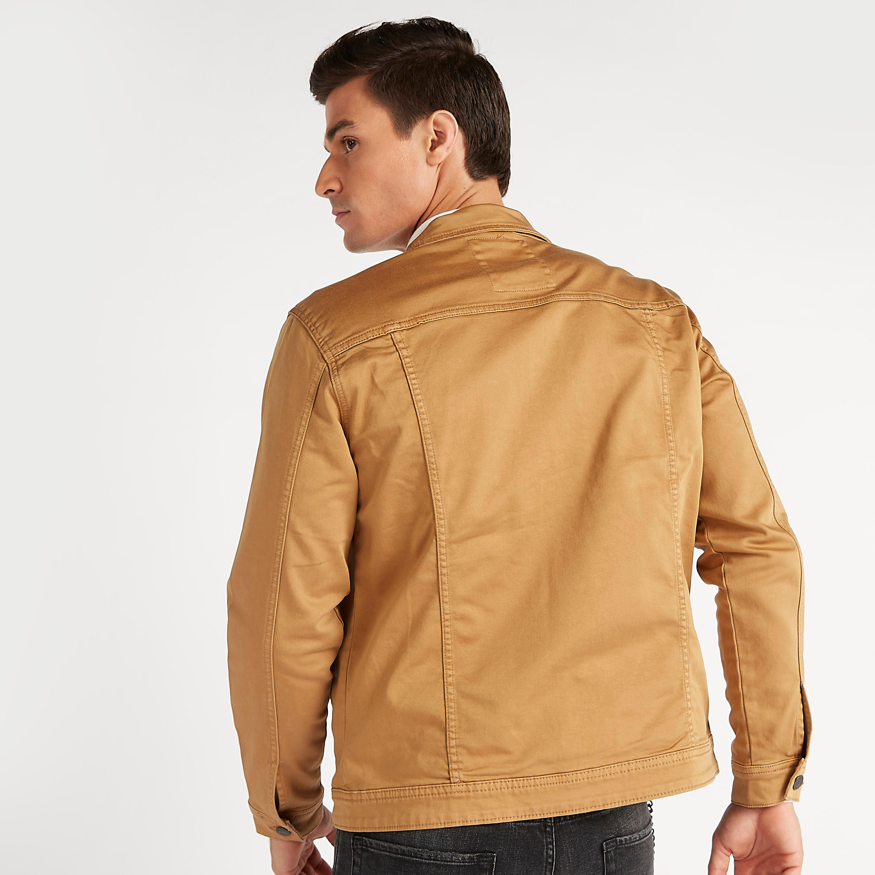 جاكيت تراكر مستدام دينم سادة بياقة عادية وجيوب بطيّة-men-clothing-jacketsandblazers-jackets-image-4