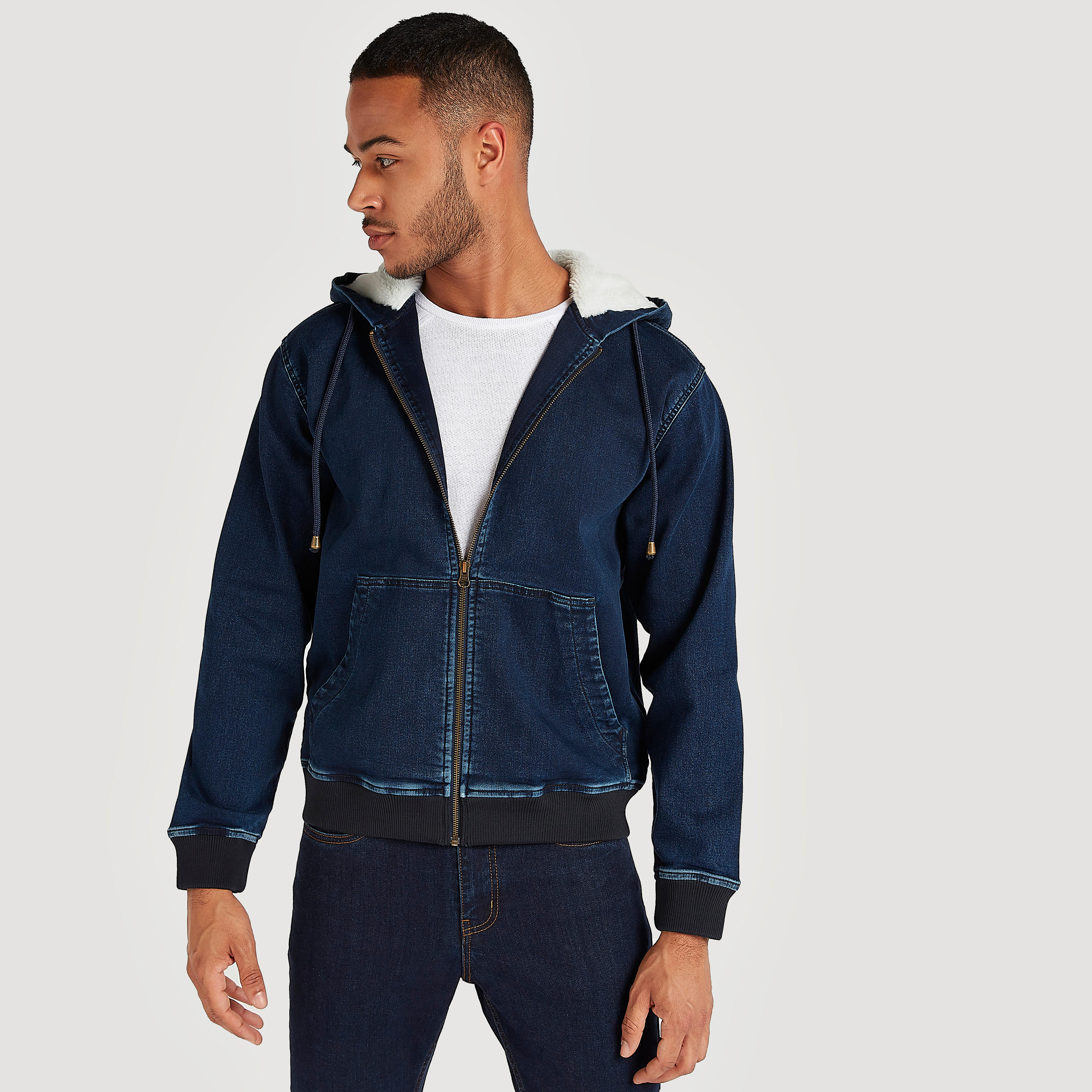 جاكيت مستدام دنيم خفيف بسحّاب إغلاق وقبّعة-men-clothing-jacketsandblazers-jackets-image-1