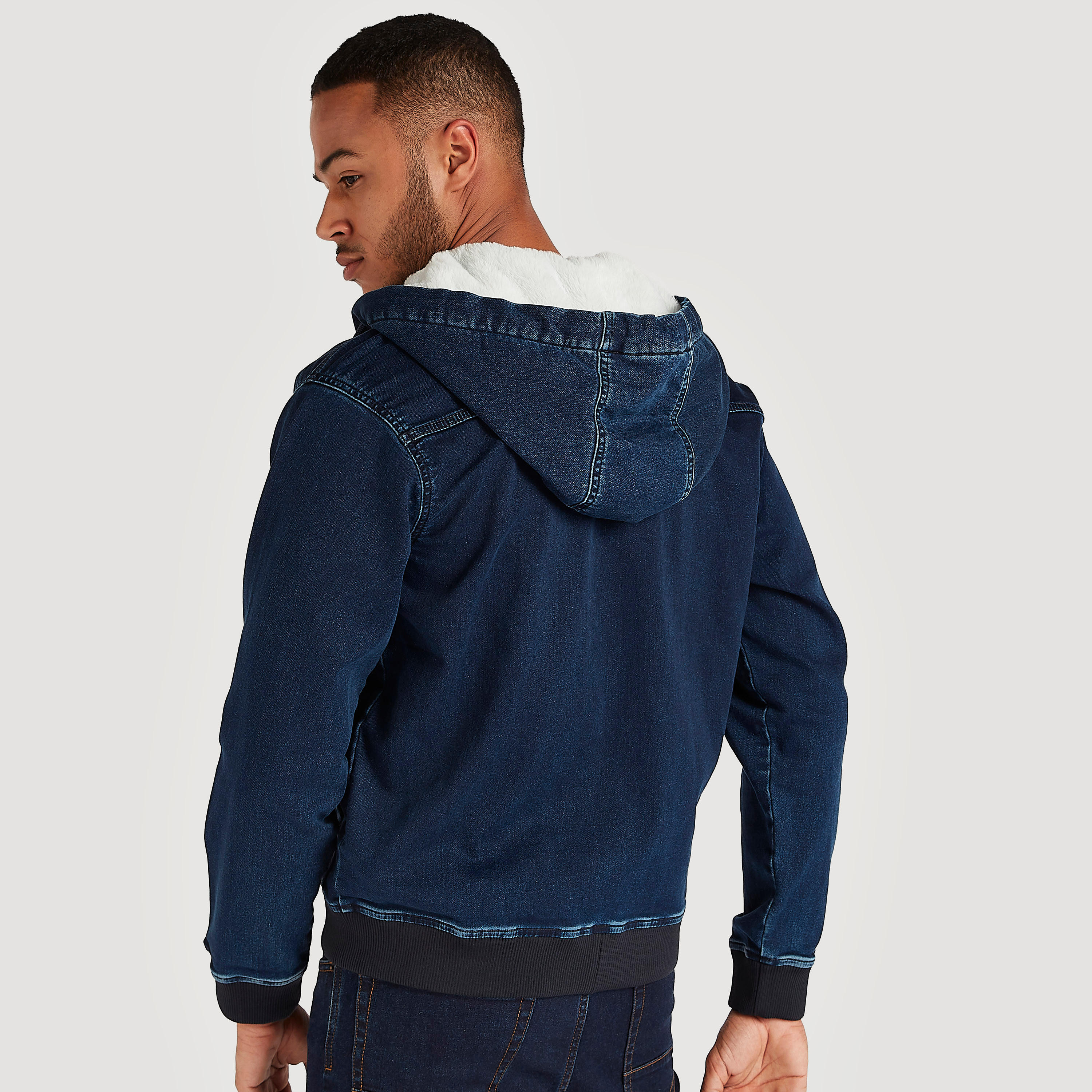 جاكيت مستدام دنيم خفيف بسحّاب إغلاق وقبّعة-men-clothing-jacketsandblazers-jackets-image-4