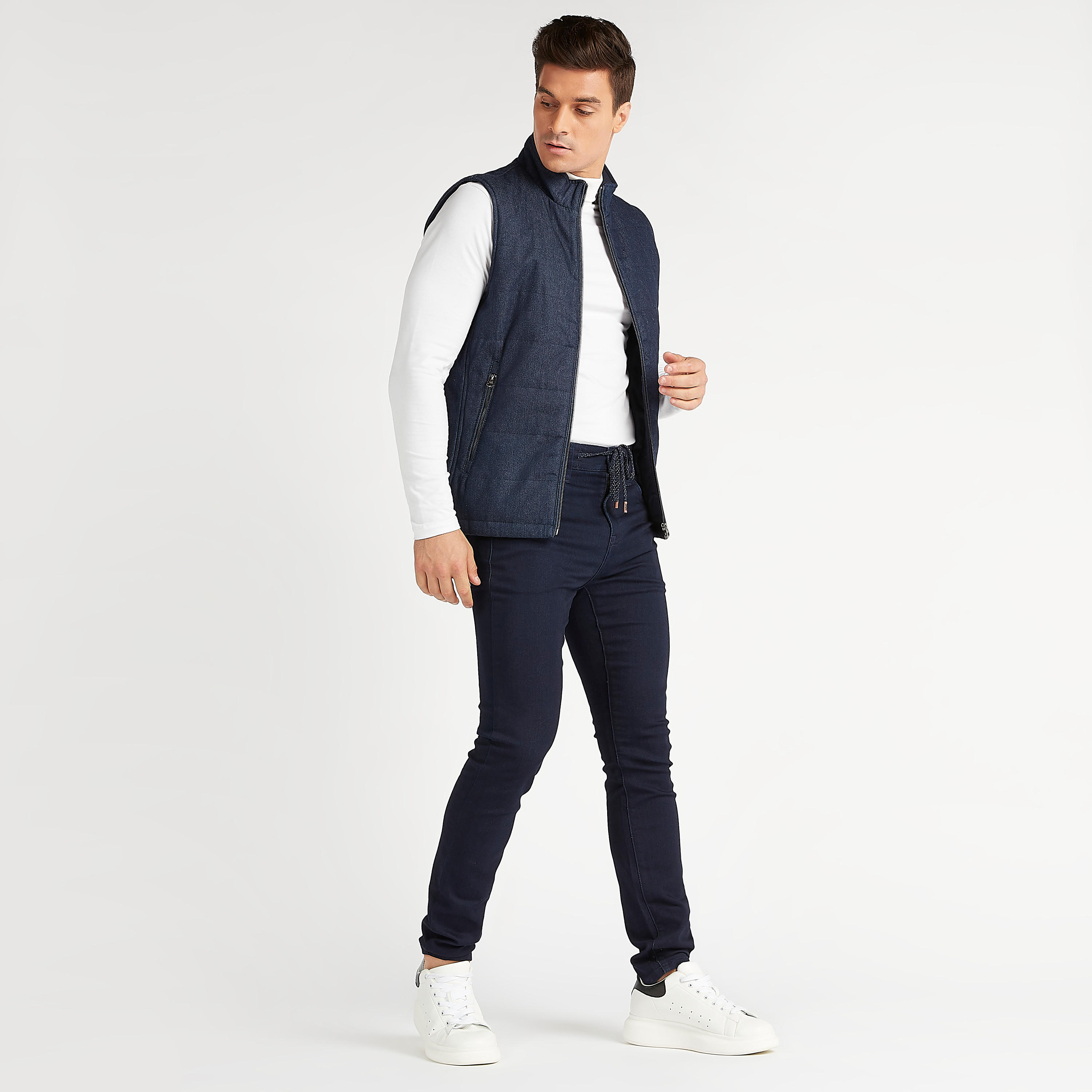 جيليه مستدام دينم بسحّاب وياقة عالية وجيوب-men-clothing-jacketsandblazers-jackets-image-2