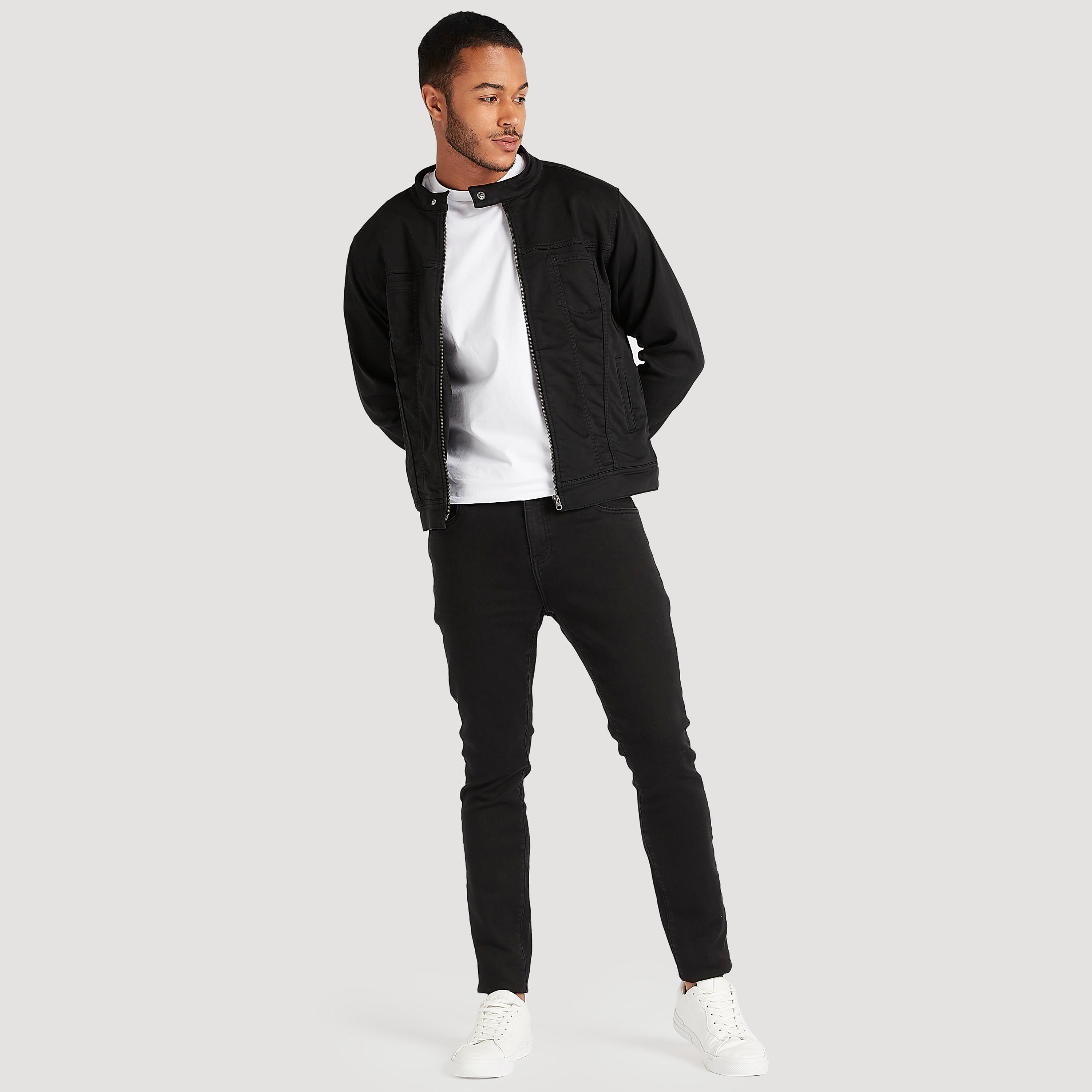 بنطلون جينز سليم فيت مغسول بلون فاتح وخصر فليكسي-men-clothing-bottoms-jeans-image-4