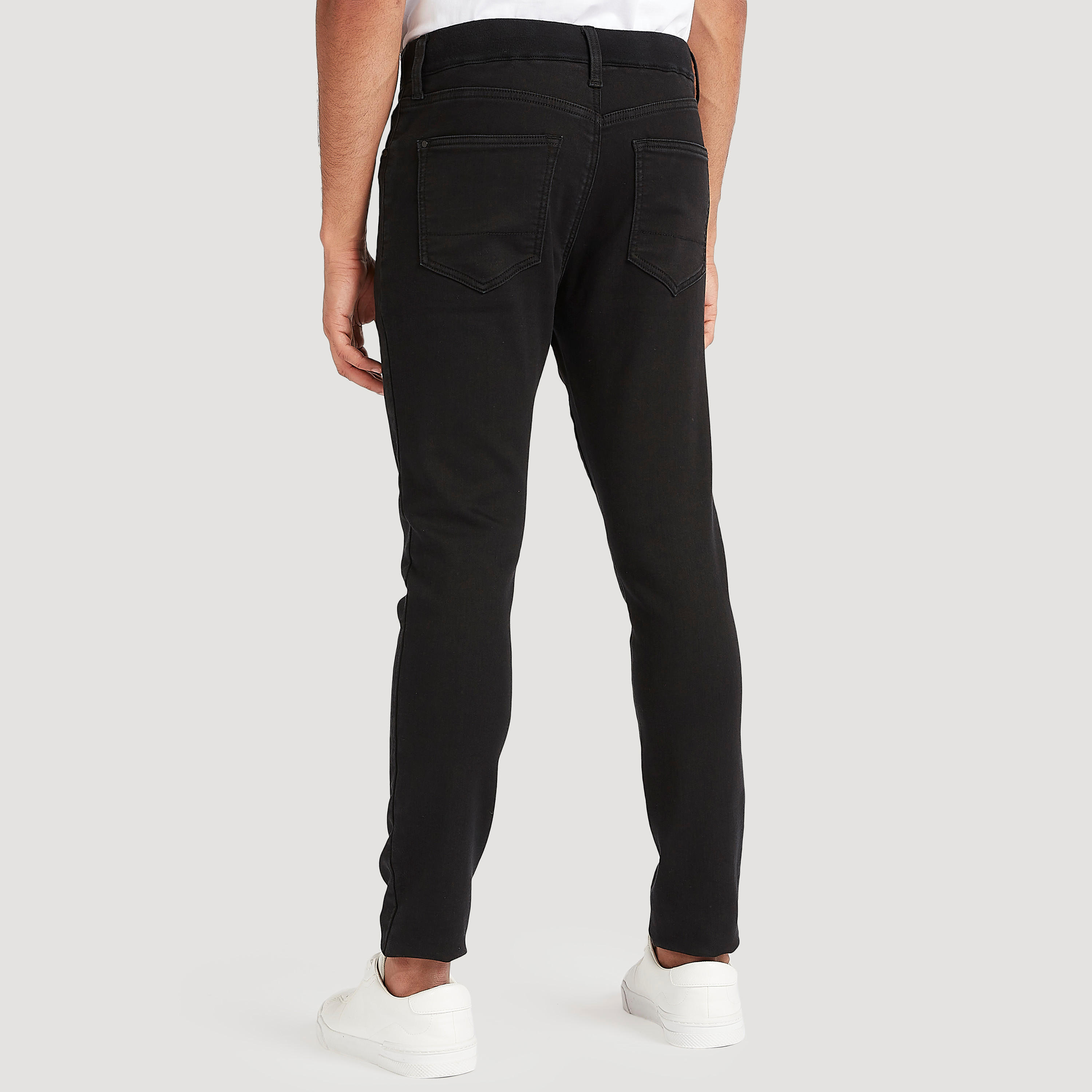 بنطلون جينز سليم فيت مغسول بلون فاتح وخصر فليكسي-men-clothing-bottoms-jeans-image-2
