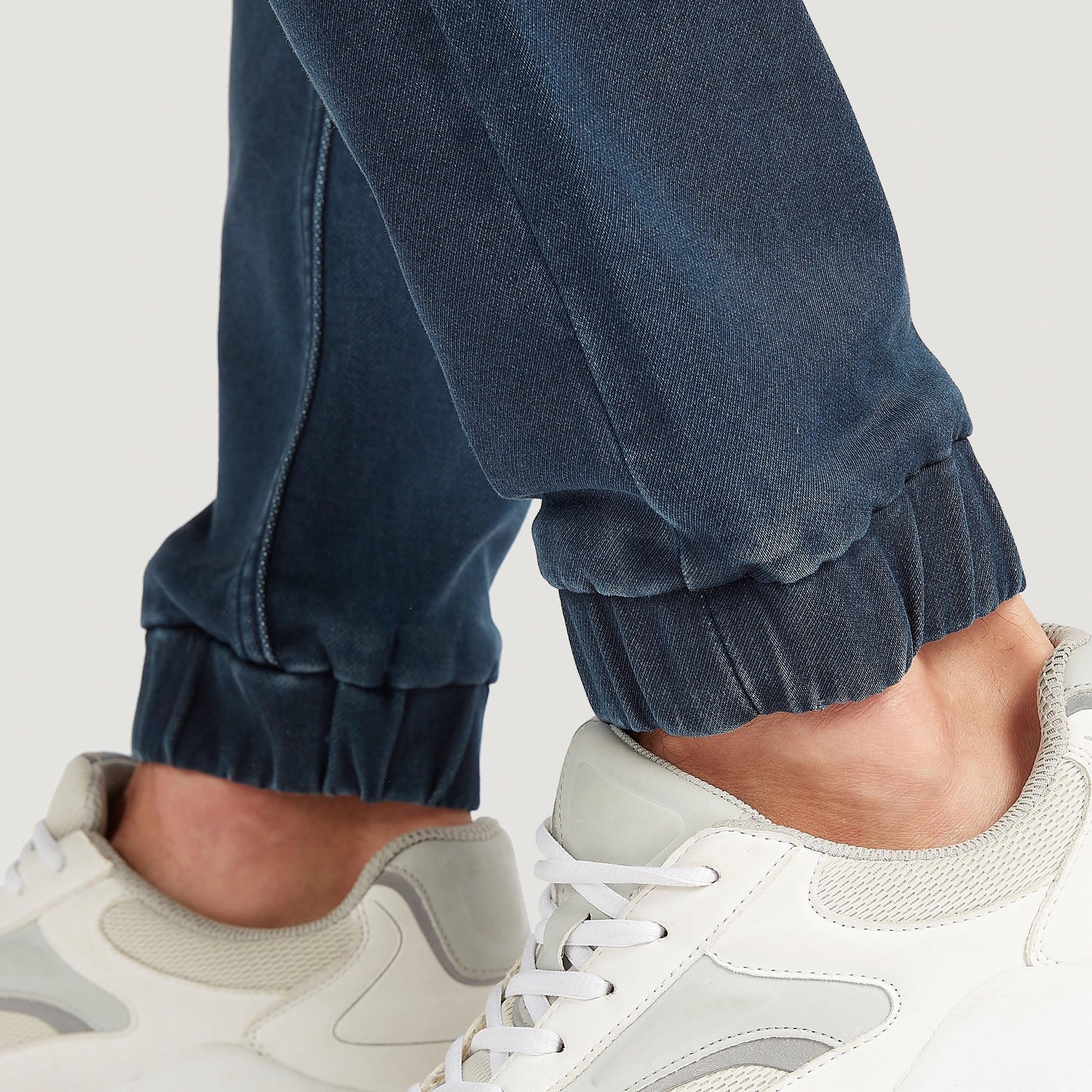 بنطلون رياضي سادة دنيم بجيوب ورباط إغلاق-men-clothing-bottoms-jeans-image-2