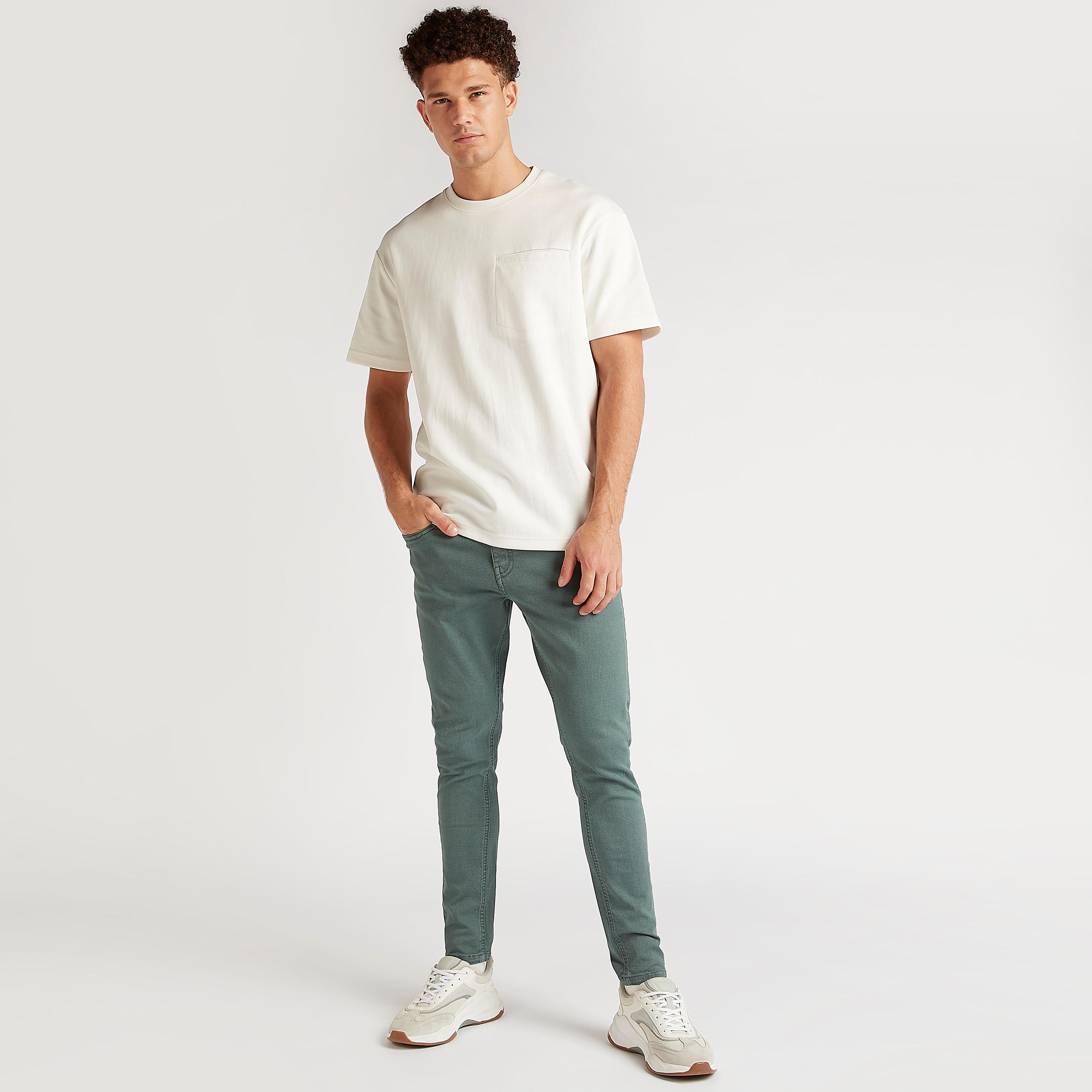 بنطلون جينز سادة سكيني فيت بخصر متوسّط الارتفاع وزر إغلاق-men-clothing-bottoms-jeans-image-2