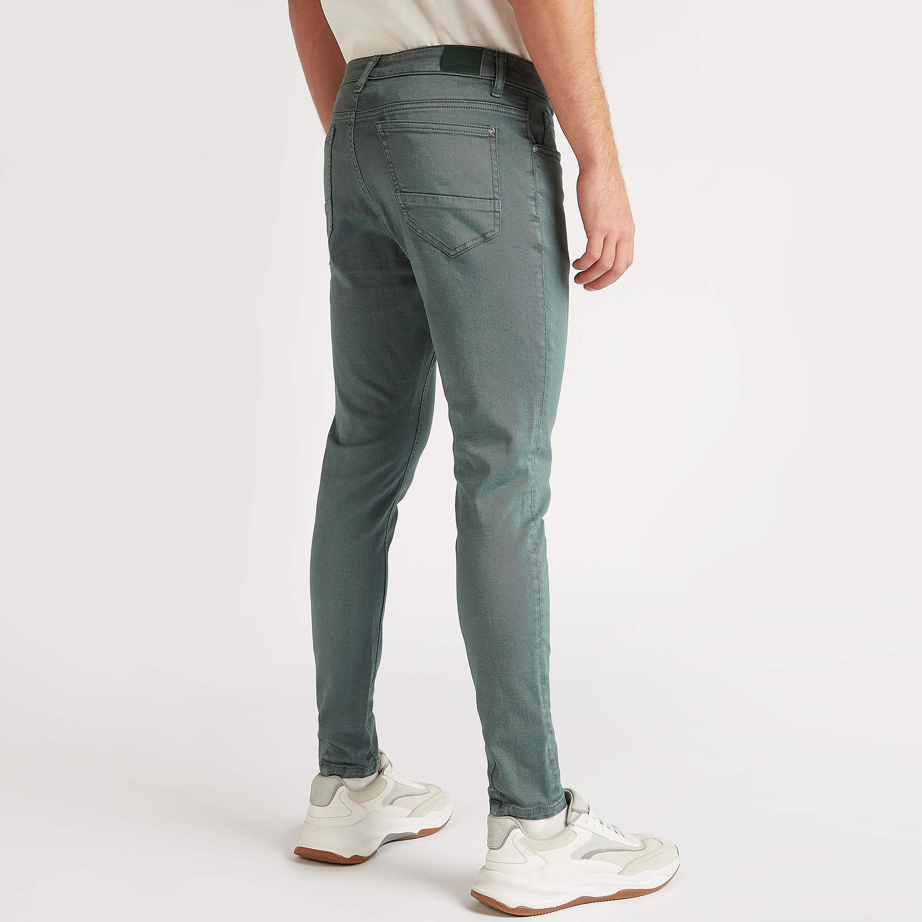 بنطلون جينز سادة سكيني فيت بخصر متوسّط الارتفاع وزر إغلاق-men-clothing-bottoms-jeans-image-4