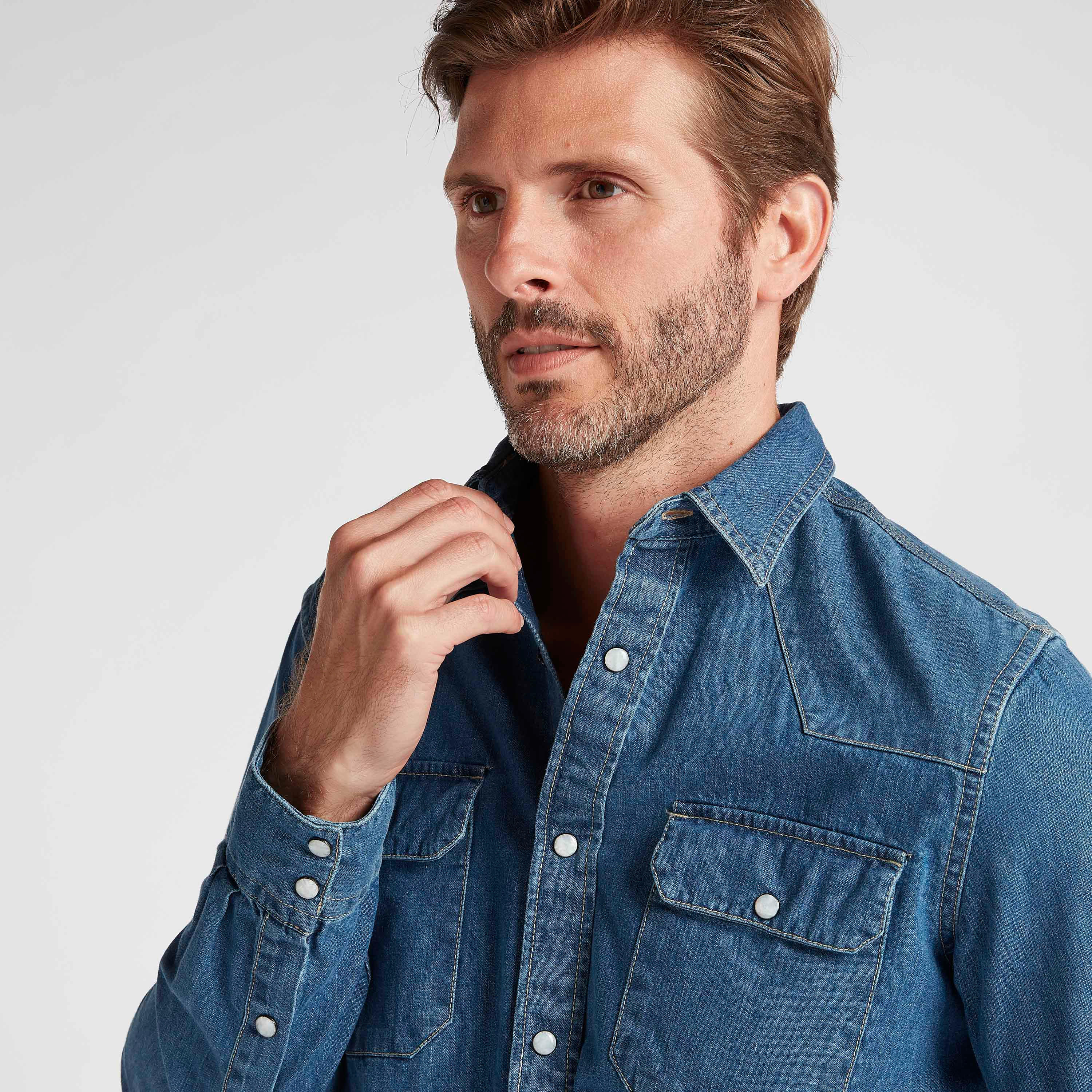 قميص بزر سفلي بأكمام طويلة وجيوب بطيّة-men-clothing-shirts-image-3
