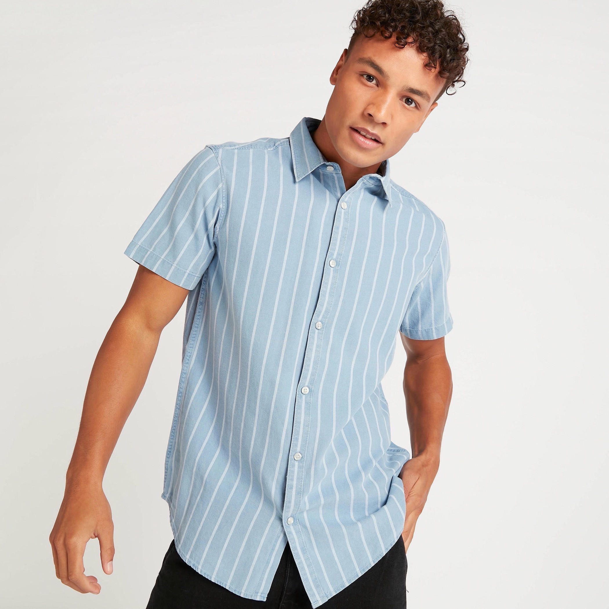 قميص دنيم مخطط بأكمام قصيرة وأزرار-men-clothing-shirts-image-5
