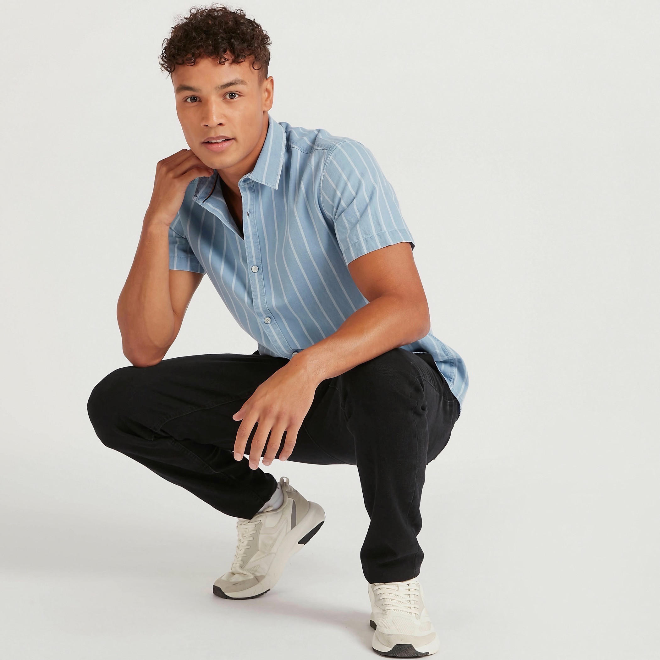 قميص دنيم مخطط بأكمام قصيرة وأزرار-men-clothing-shirts-image-4