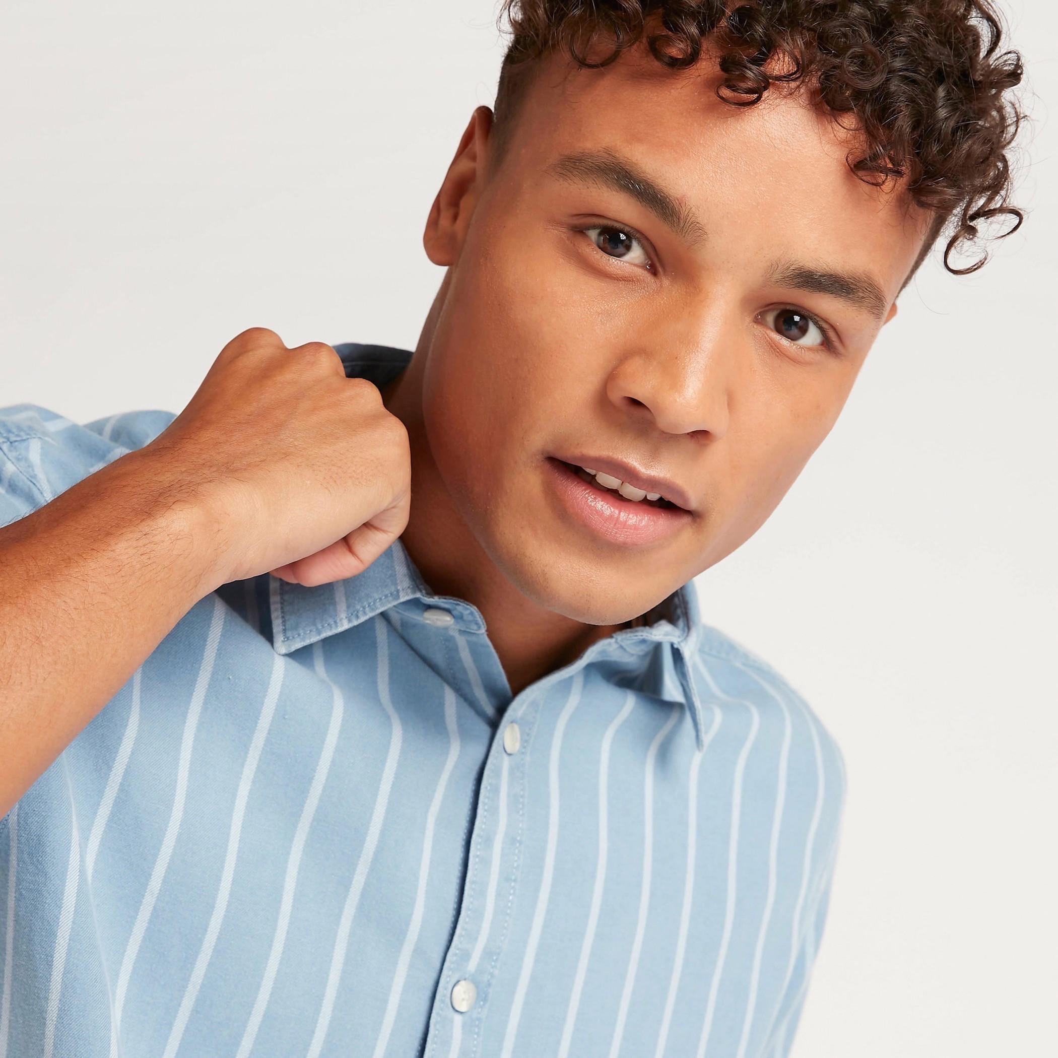 قميص دنيم مخطط بأكمام قصيرة وأزرار-men-clothing-shirts-image-3
