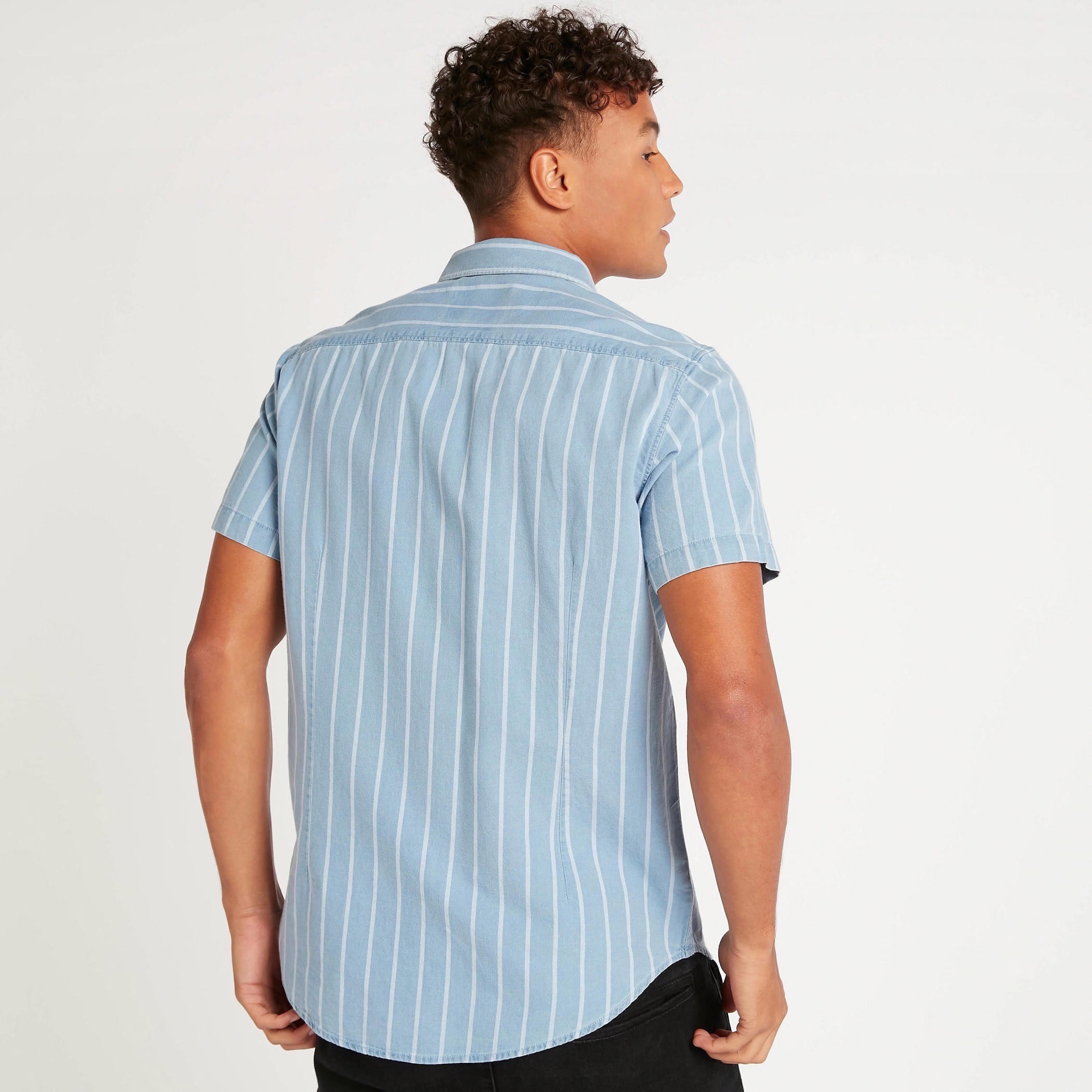 قميص دنيم مخطط بأكمام قصيرة وأزرار-men-clothing-shirts-image-2