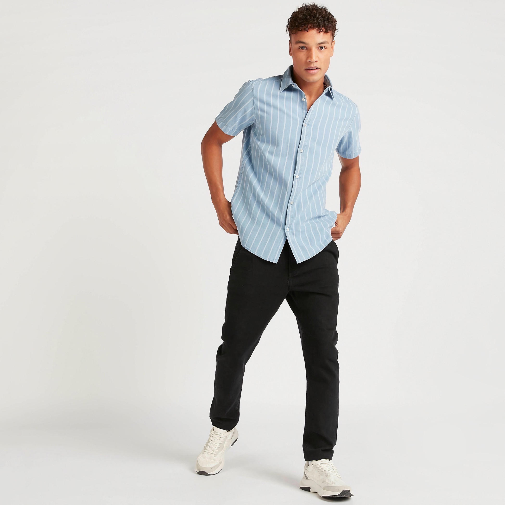 قميص دنيم مخطط بأكمام قصيرة وأزرار-men-clothing-shirts-image-1