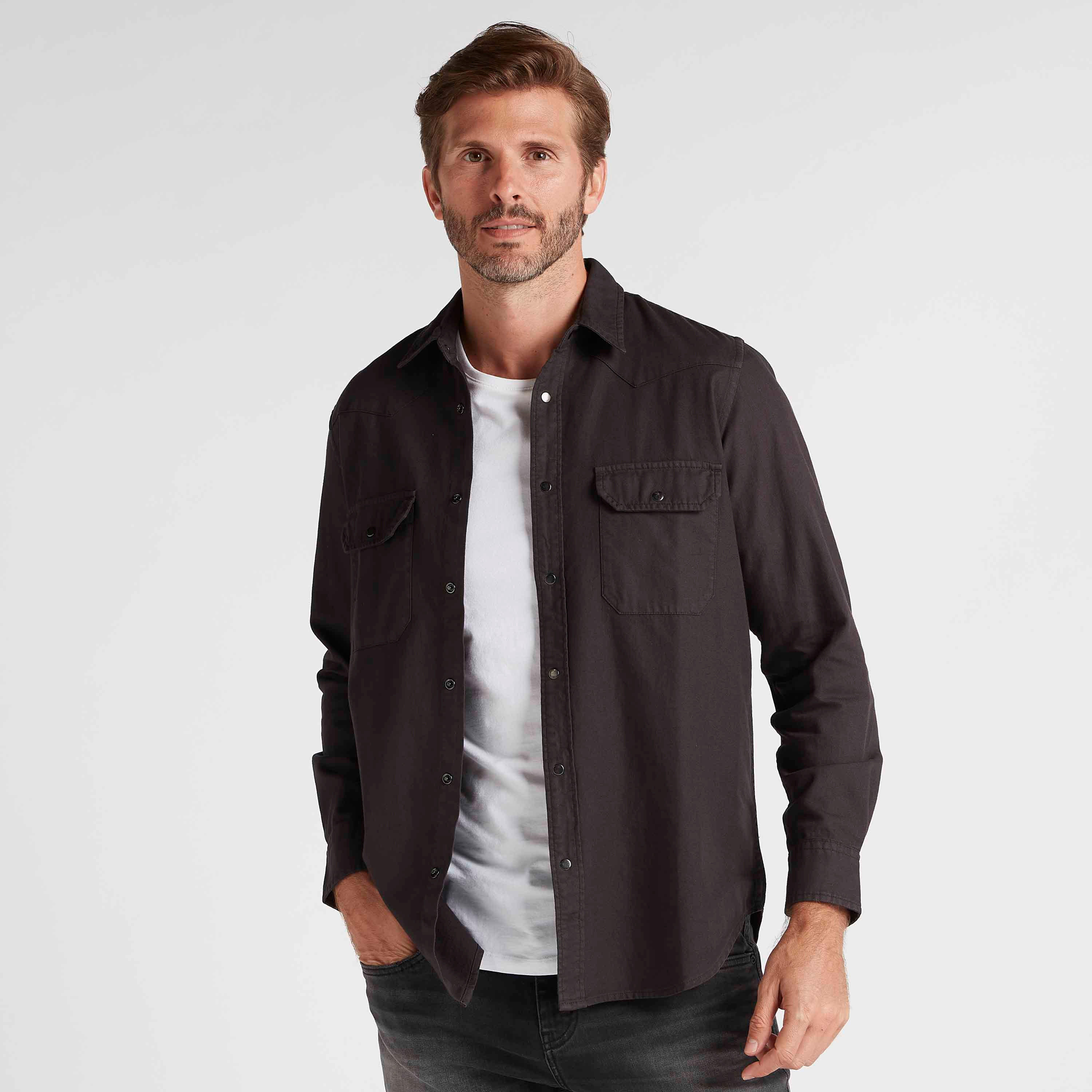 قميص سادة بقصّة سليم وأكمام طويلة وجيوب بطيّة-men-clothing-shirts-image-1