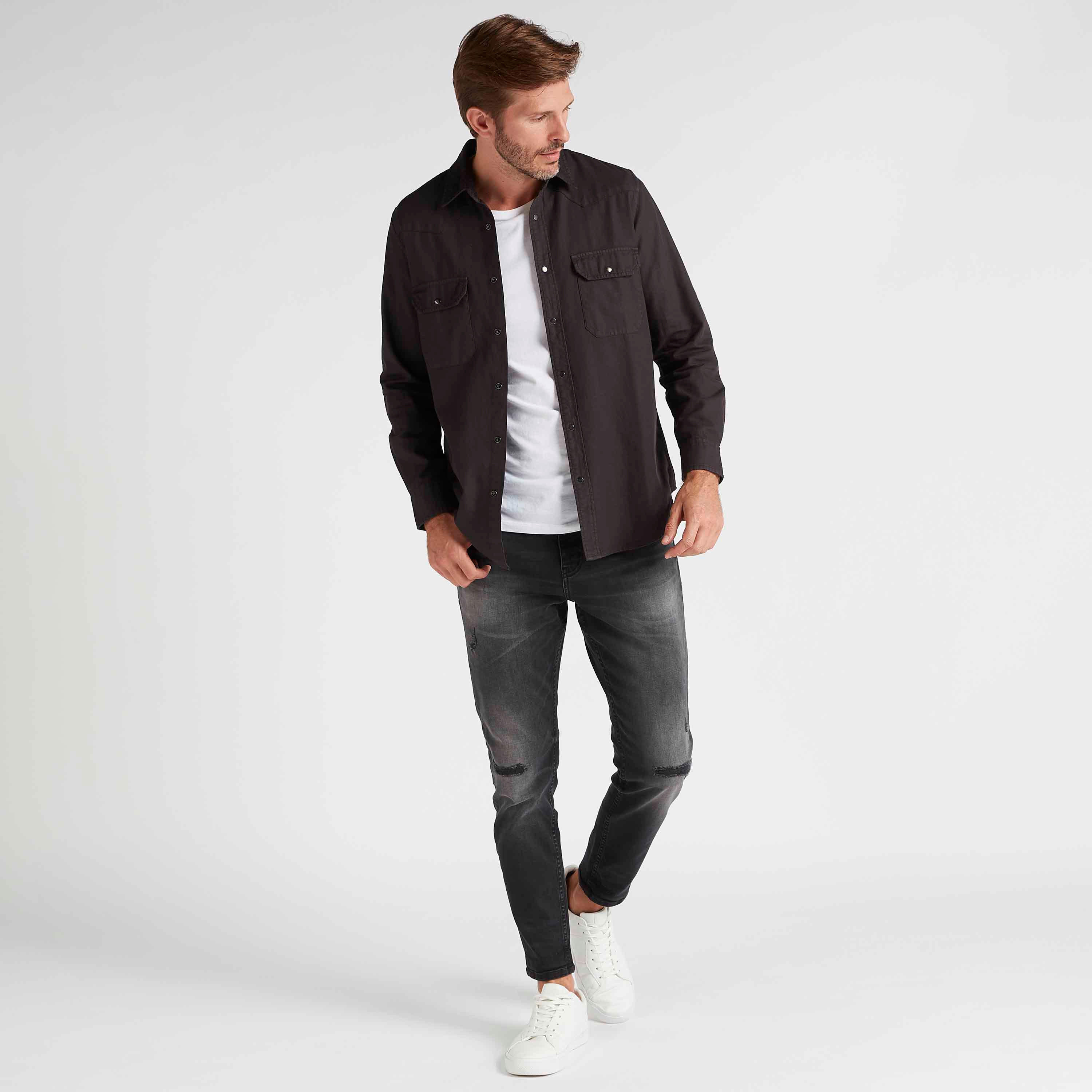 قميص سادة بقصّة سليم وأكمام طويلة وجيوب بطيّة-men-clothing-shirts-image-2