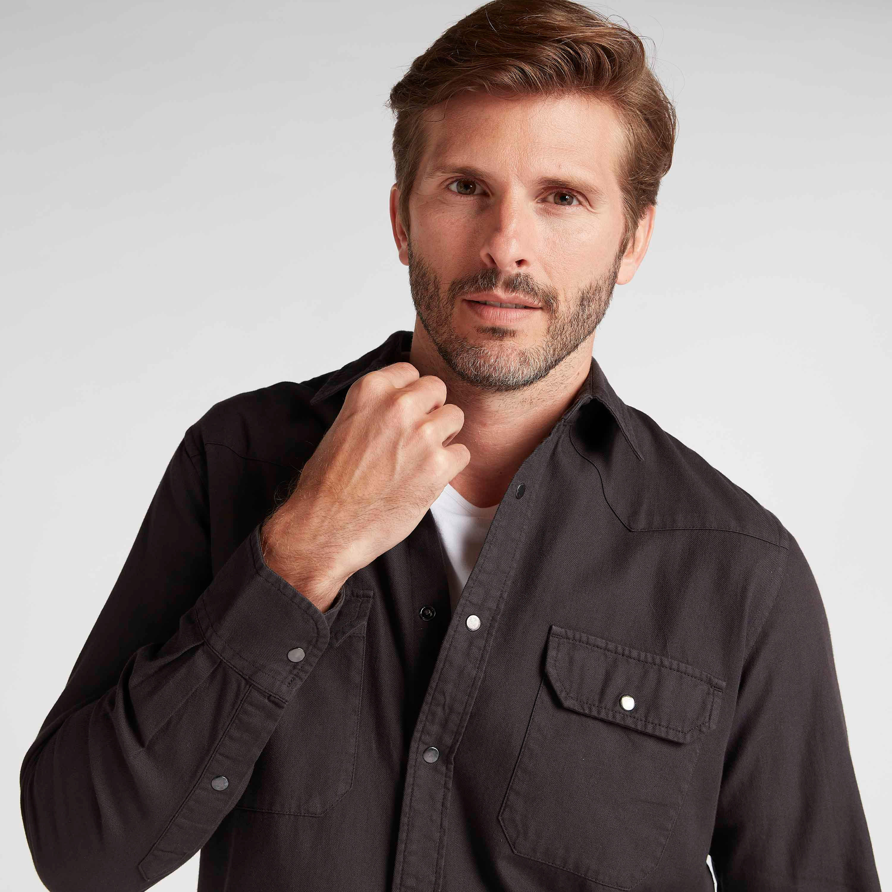 قميص سادة بقصّة سليم وأكمام طويلة وجيوب بطيّة-men-clothing-shirts-image-3