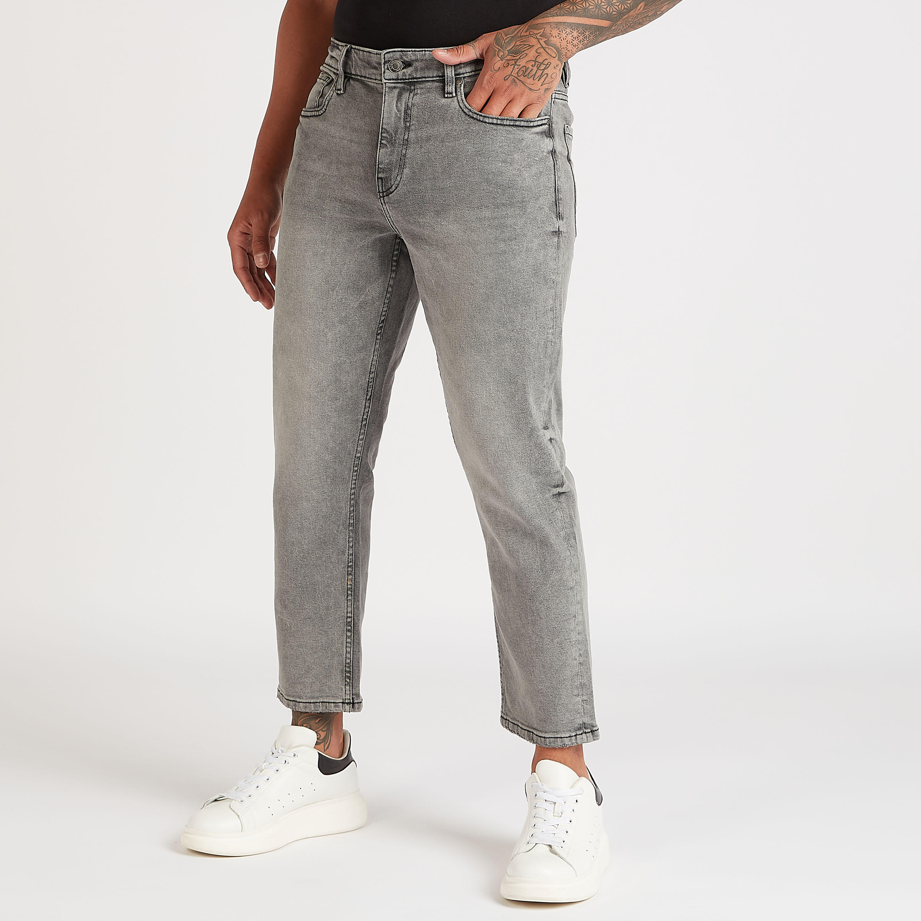 بنطلون جينز قصير مضلّع بزر إغلاق وجيوب-men-clothing-bottoms-jeans-image-1