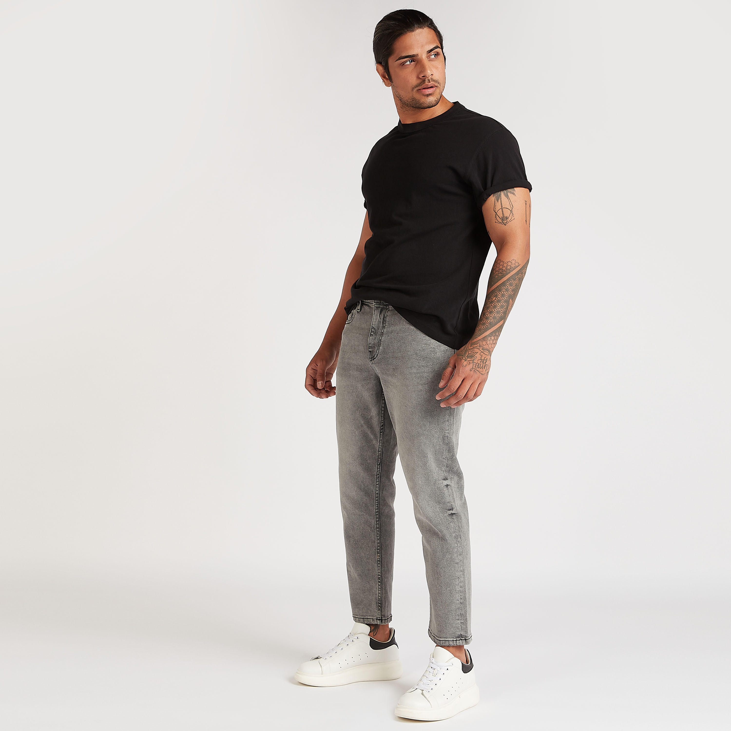 بنطلون جينز قصير مضلّع بزر إغلاق وجيوب-men-clothing-bottoms-jeans-image-2