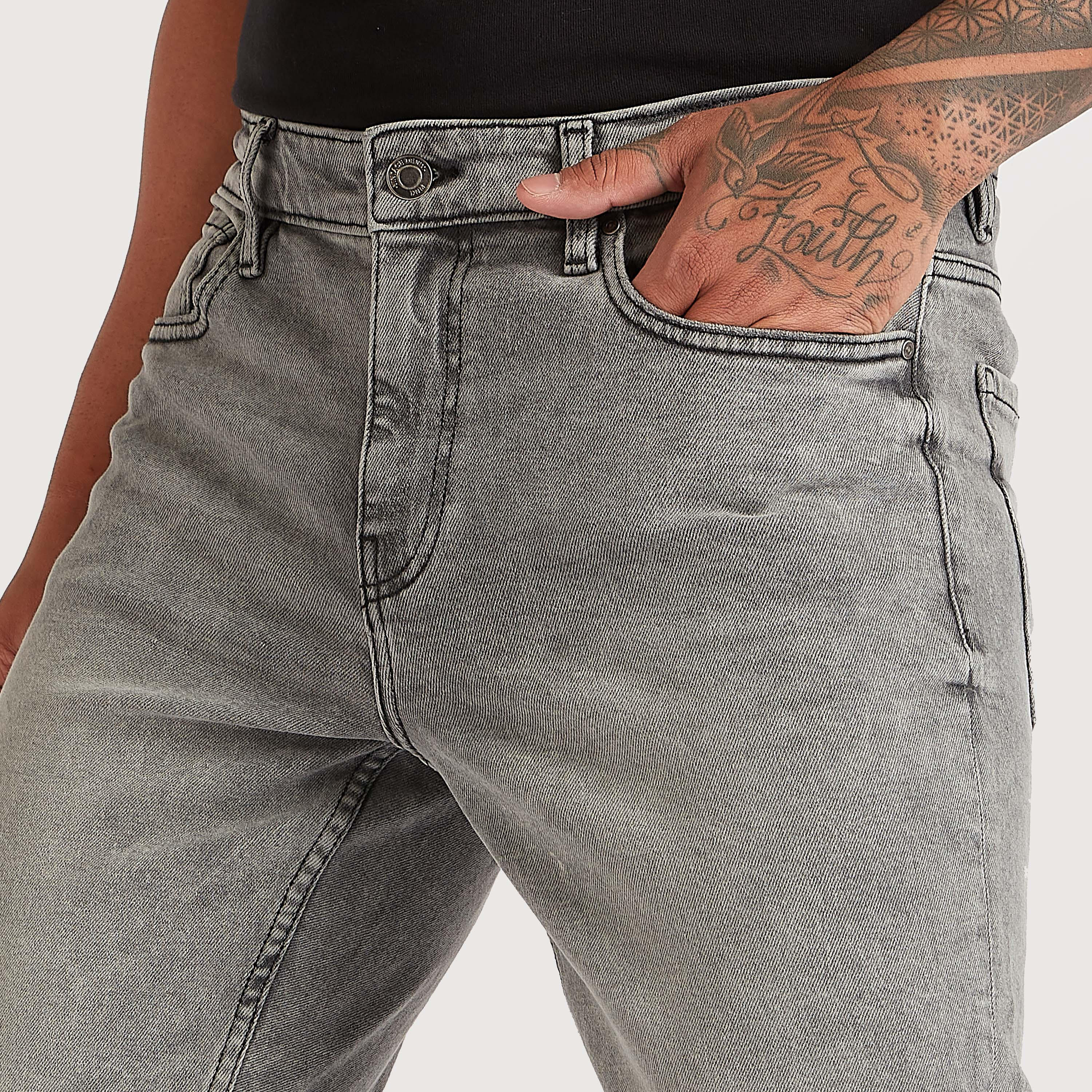 بنطلون جينز قصير مضلّع بزر إغلاق وجيوب-men-clothing-bottoms-jeans-image-3