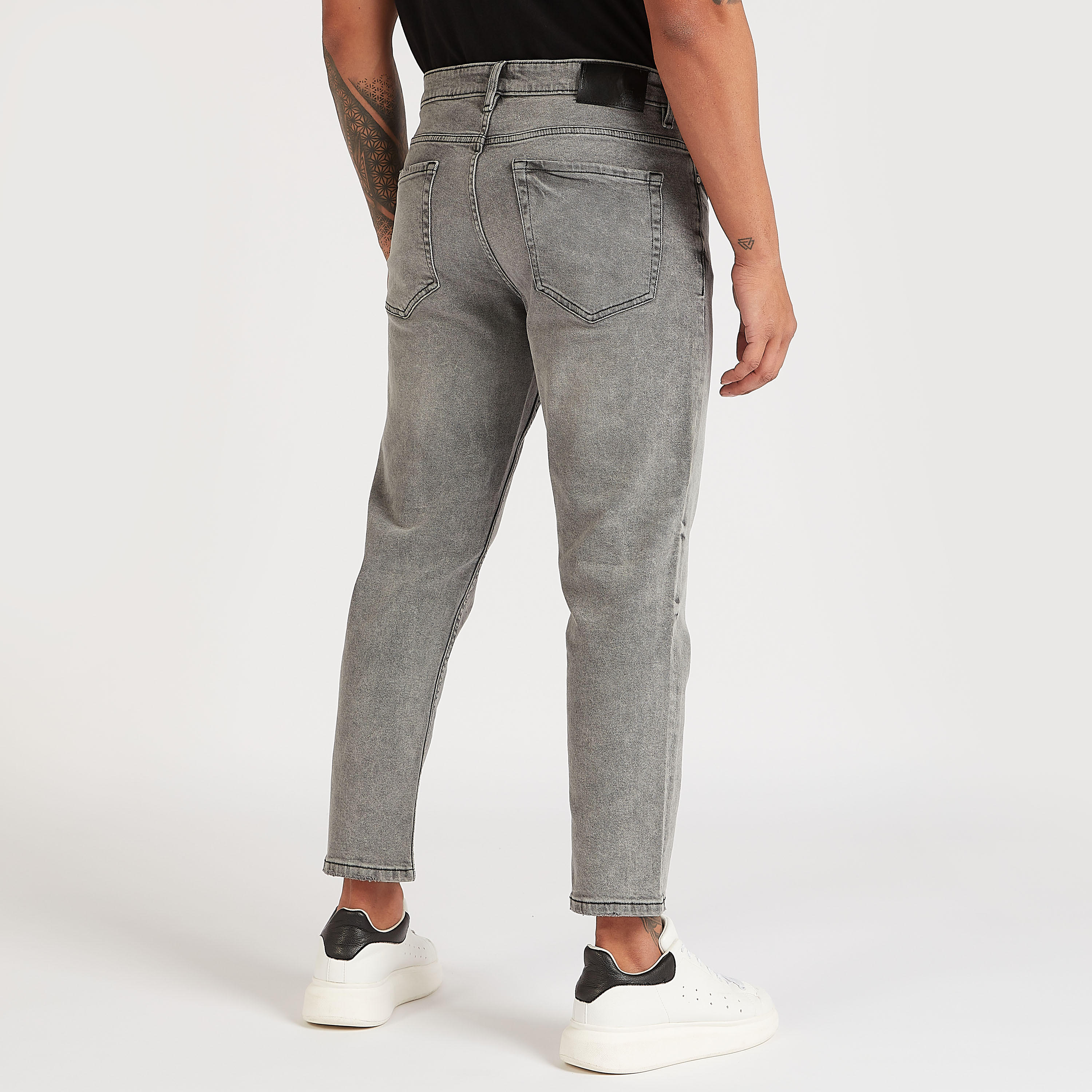 بنطلون جينز قصير مضلّع بزر إغلاق وجيوب-men-clothing-bottoms-jeans-image-4