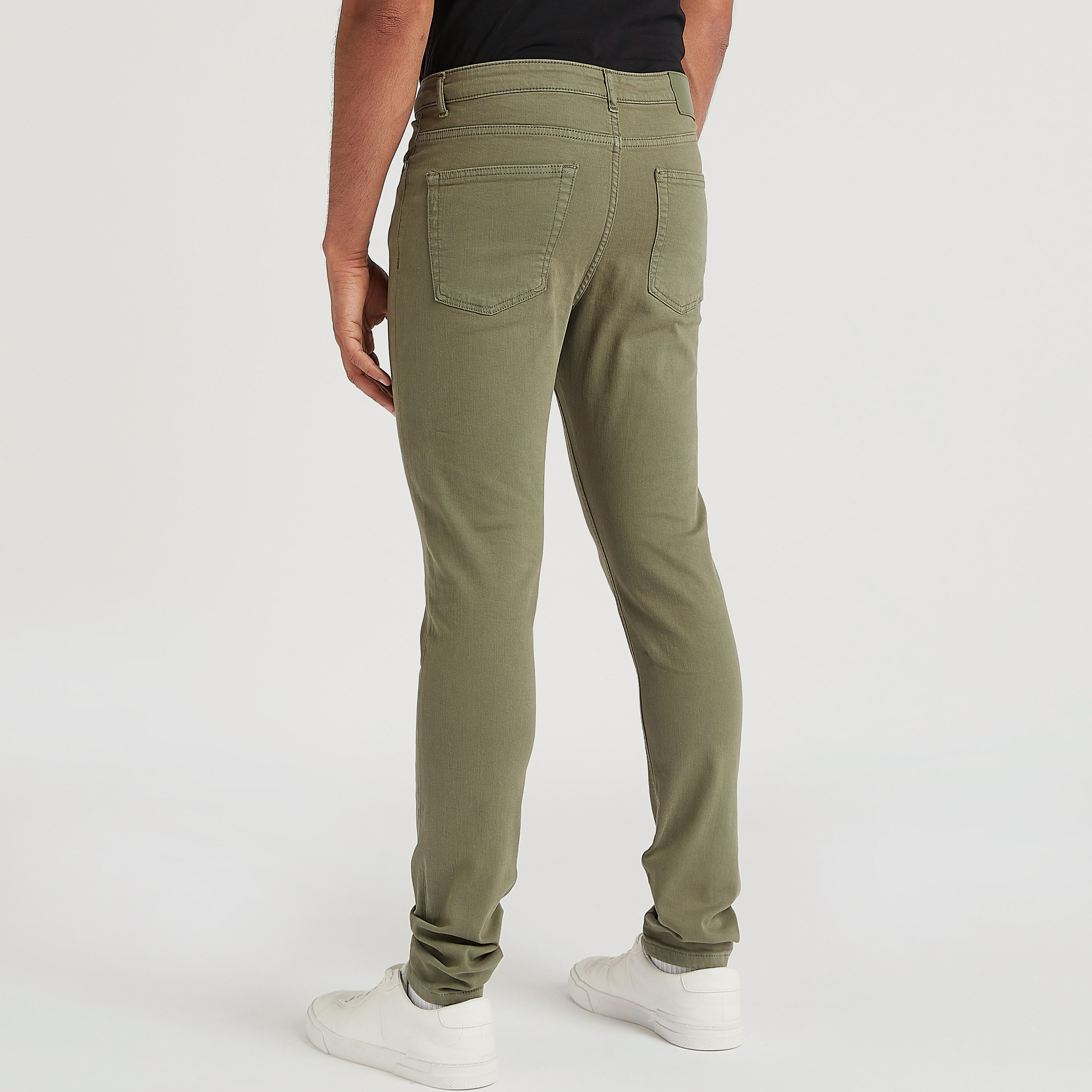 بنطلون جينز سادة سكيني فيت بخصر متوسّط الارتفاع وزر إغلاق-men-clothing-bottoms-jeans-image-4