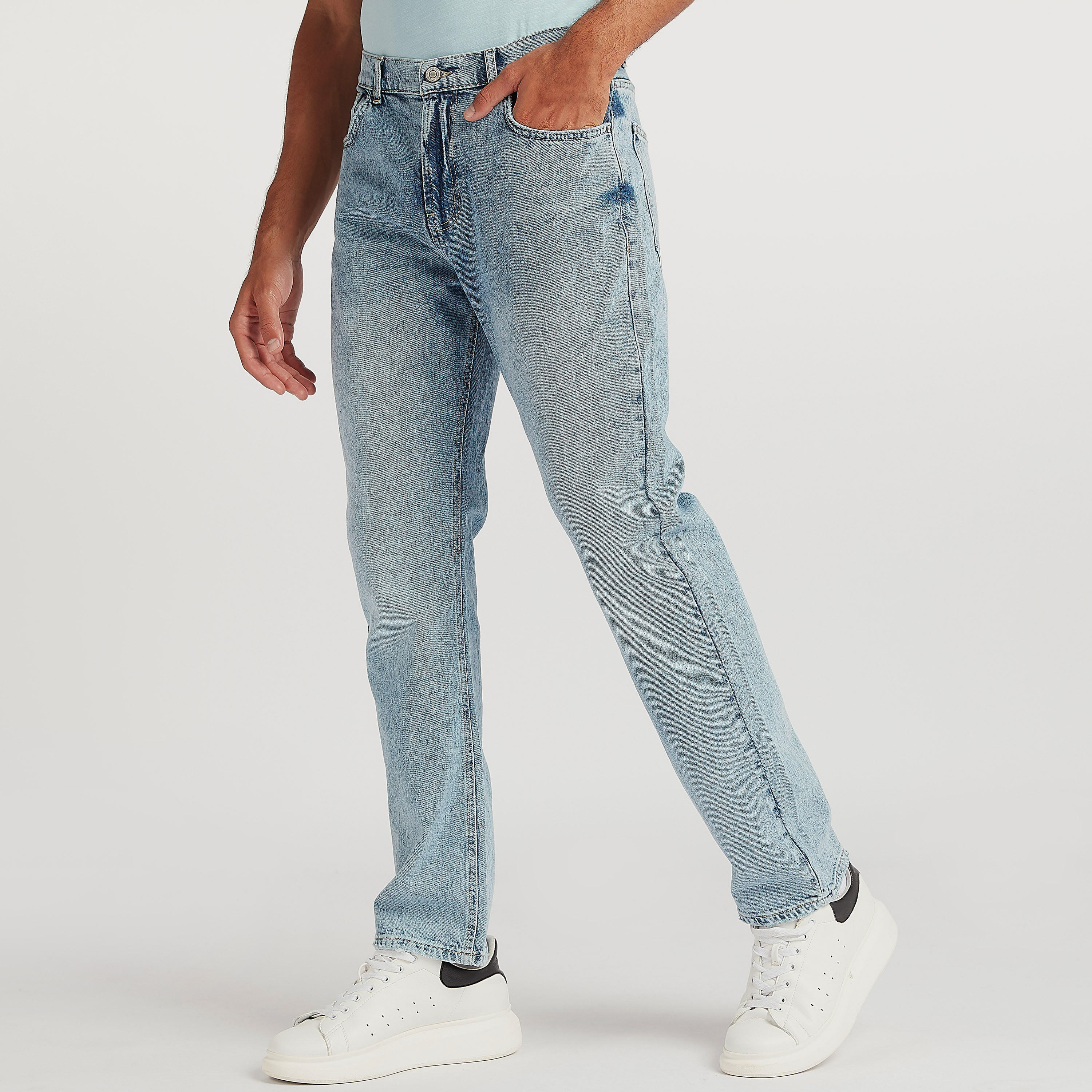 بنطلون جينز دنيم بقصّة مستقيمة وخصر متوسّط الارتفاع وجيوب-men-clothing-bottoms-jeans-image-1