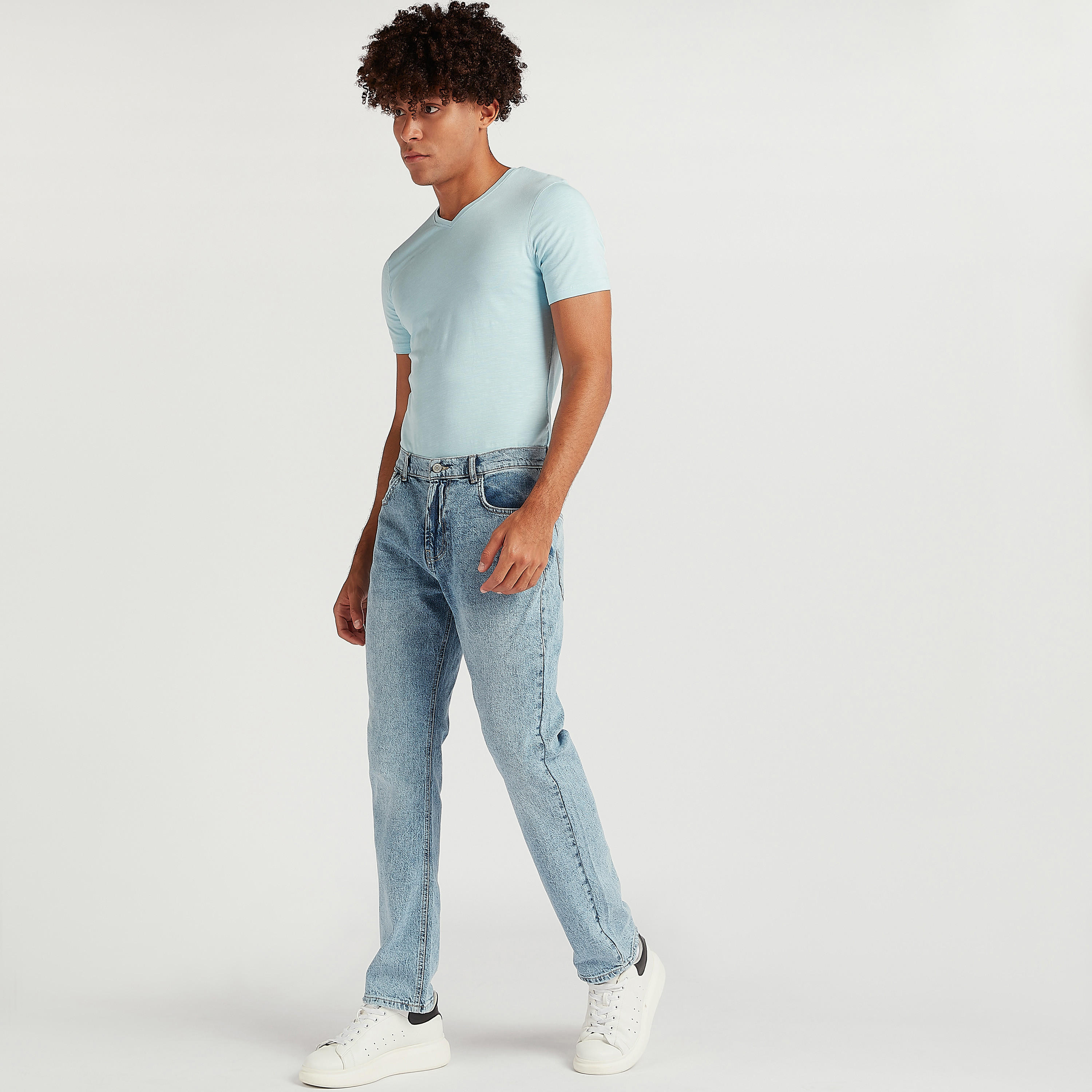 بنطلون جينز دنيم بقصّة مستقيمة وخصر متوسّط الارتفاع وجيوب-men-clothing-bottoms-jeans-image-2